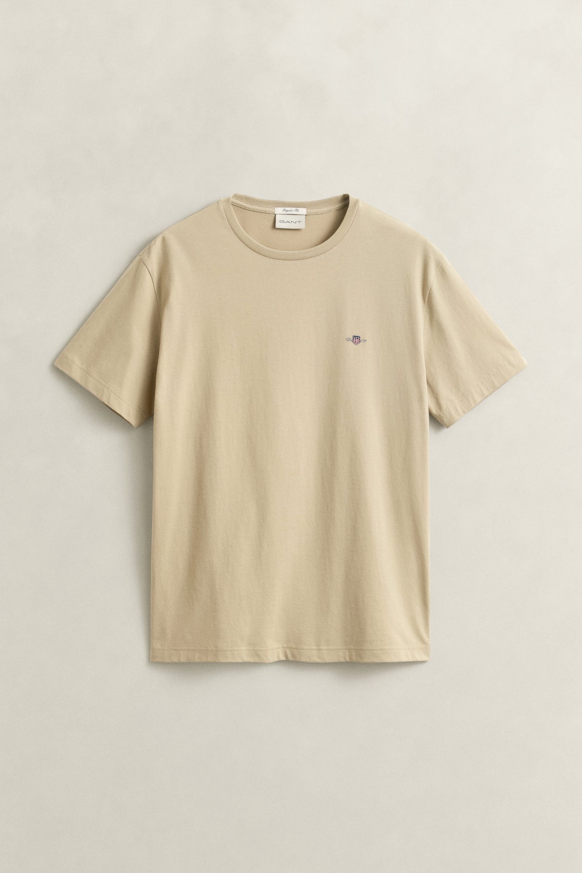 OAT BEIGE, Shield T-Shirt, FLAT-LAY BY GANT AU.