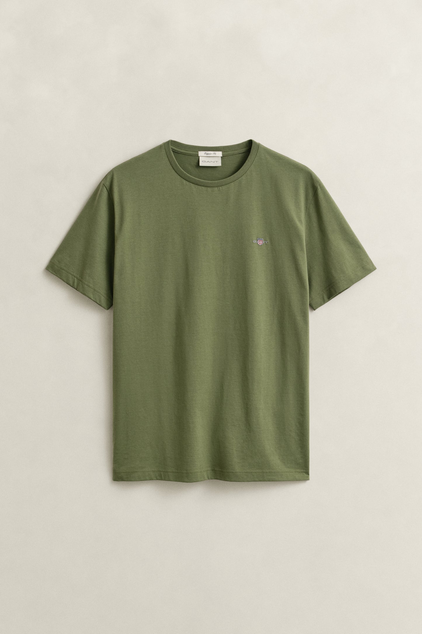 DRY HERB GREEN, Shield T-Shirt, FLAT-LAY BY GANT AU.