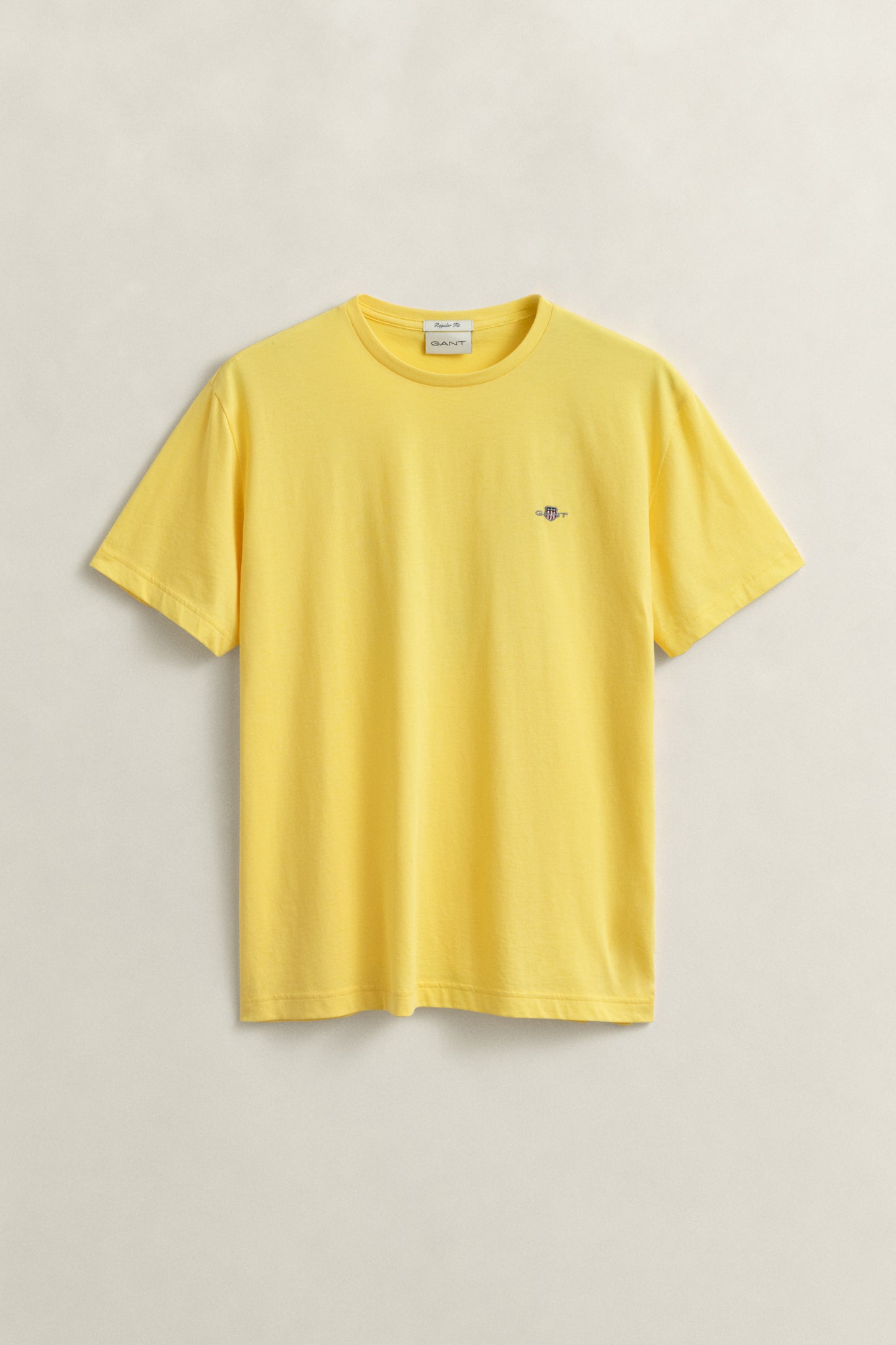 BANANA YELLOW, Shield T-Shirt, FLAT-LAY BY GANT AU.