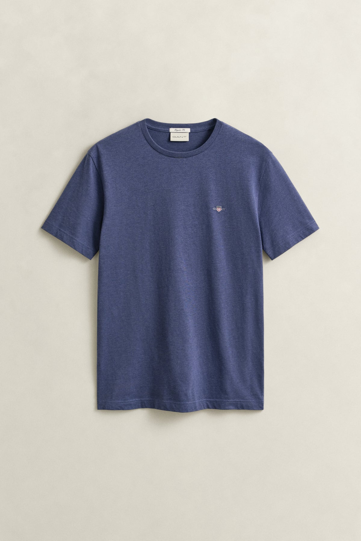 DK JEANSBLUE MELANGE, Shield T-Shirt, FLAT-LAY BY GANT AU.
