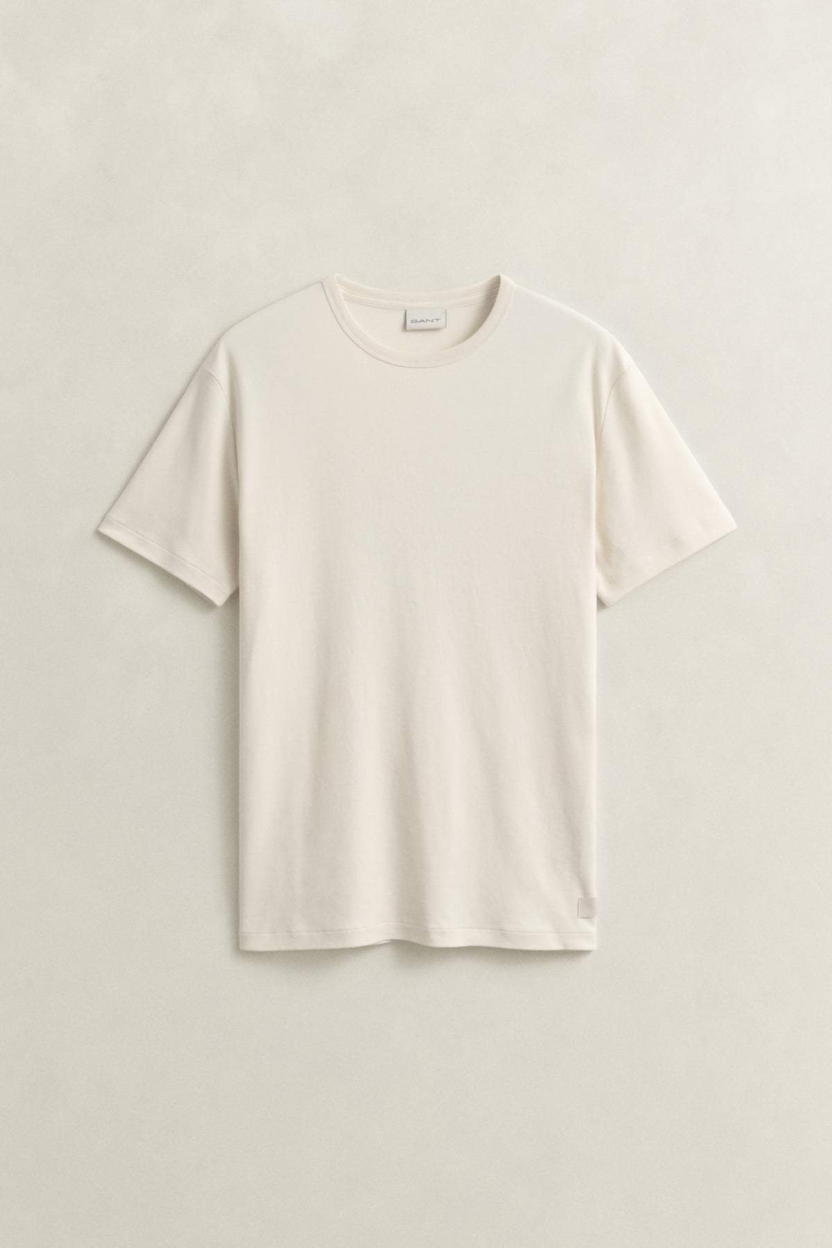 CREAMED WHITE, INTERLOCK SS TSHIRT, FLAT-LAY BY GANT AU.