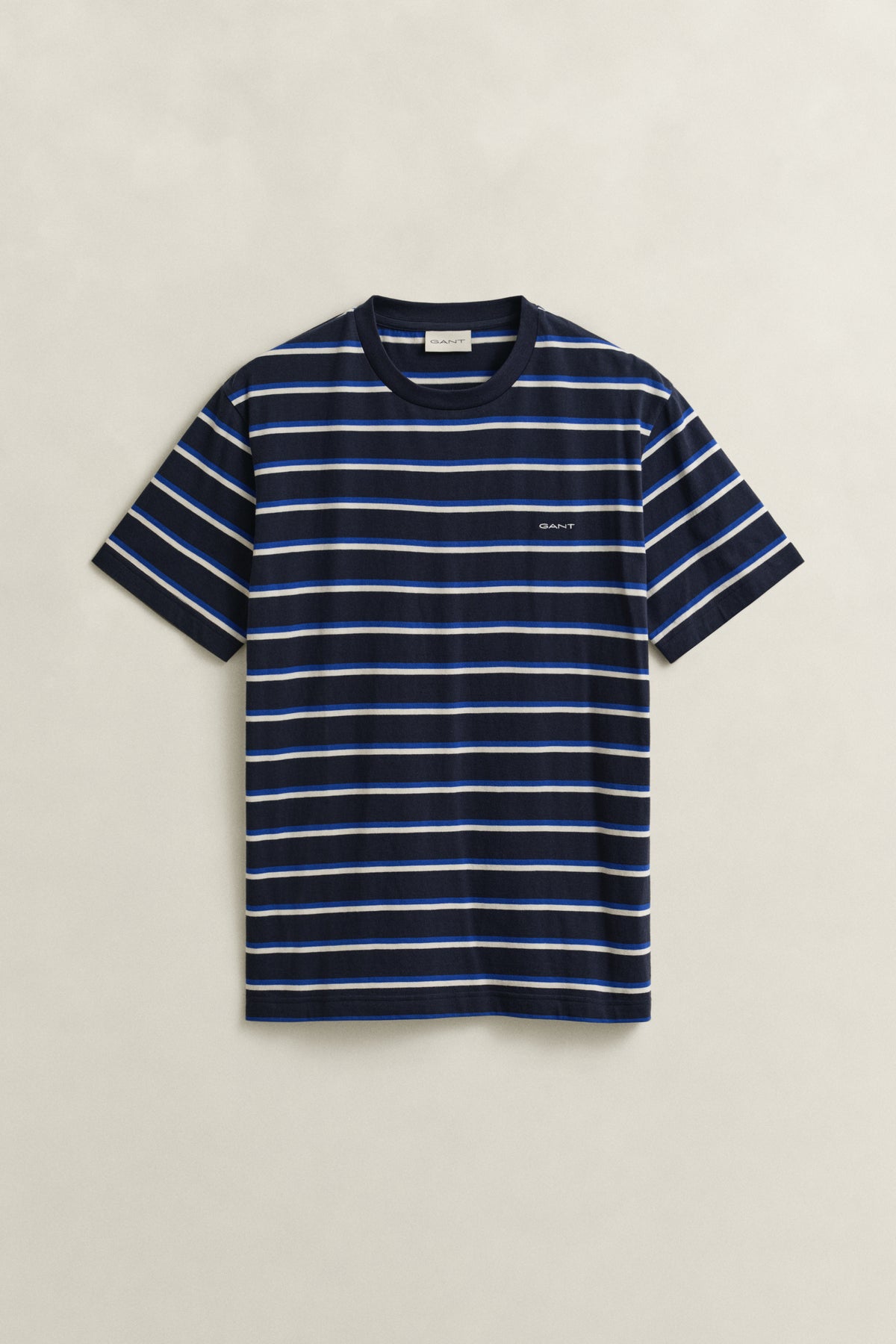 EVENING BLUE, MULTISTRIPE SS TSHIRT, FLAT-LAY BY GANT AU.