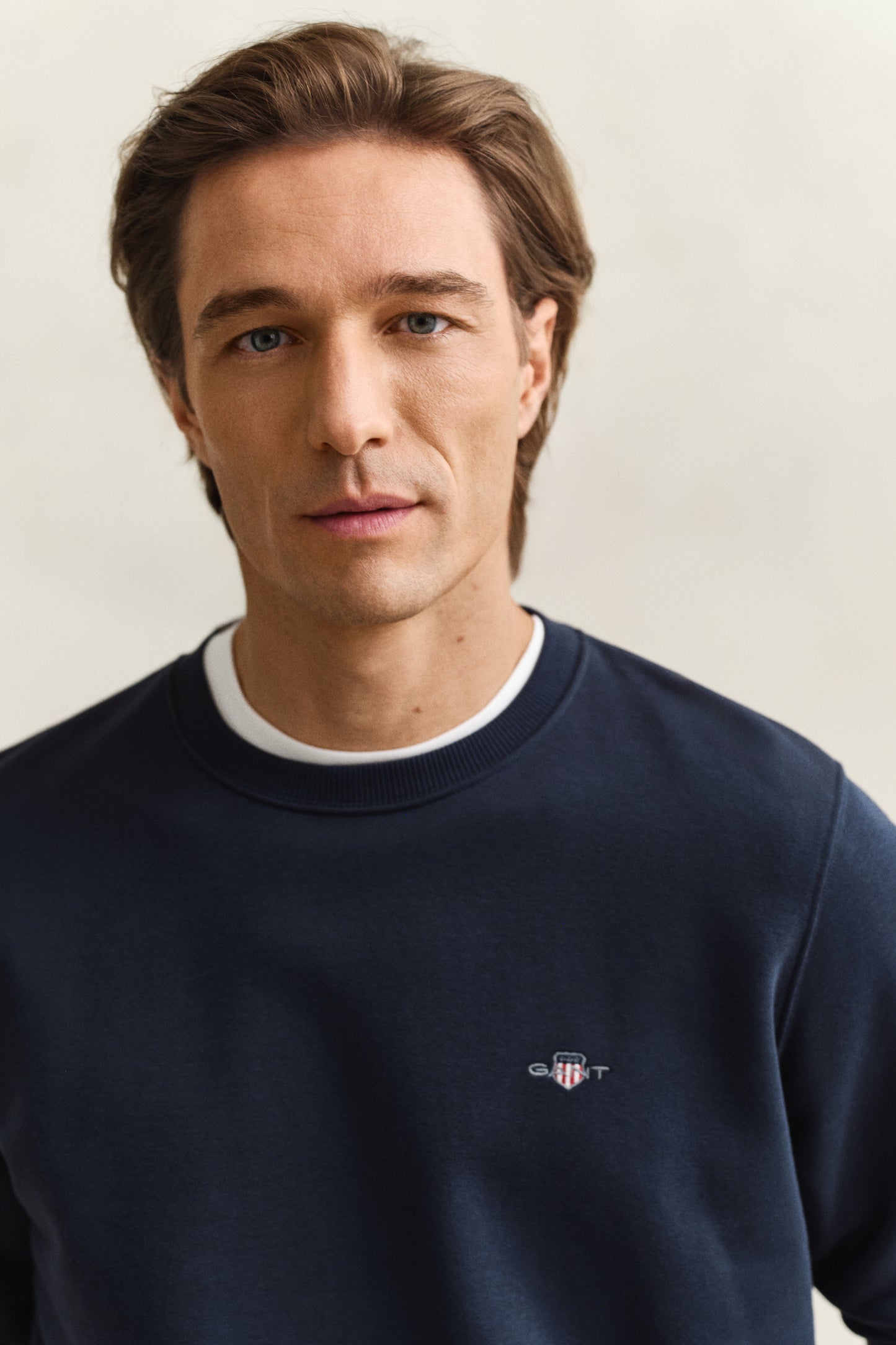 EVENING BLUE, REG SHIELD C-NECK SWEAT, CLOSE-UP BY GANT AU.
