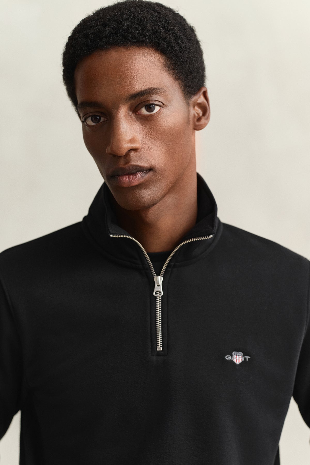 BLACK, REG SHIELD HALF ZIP SWEAT, CLOSE-UP BY GANT AU.