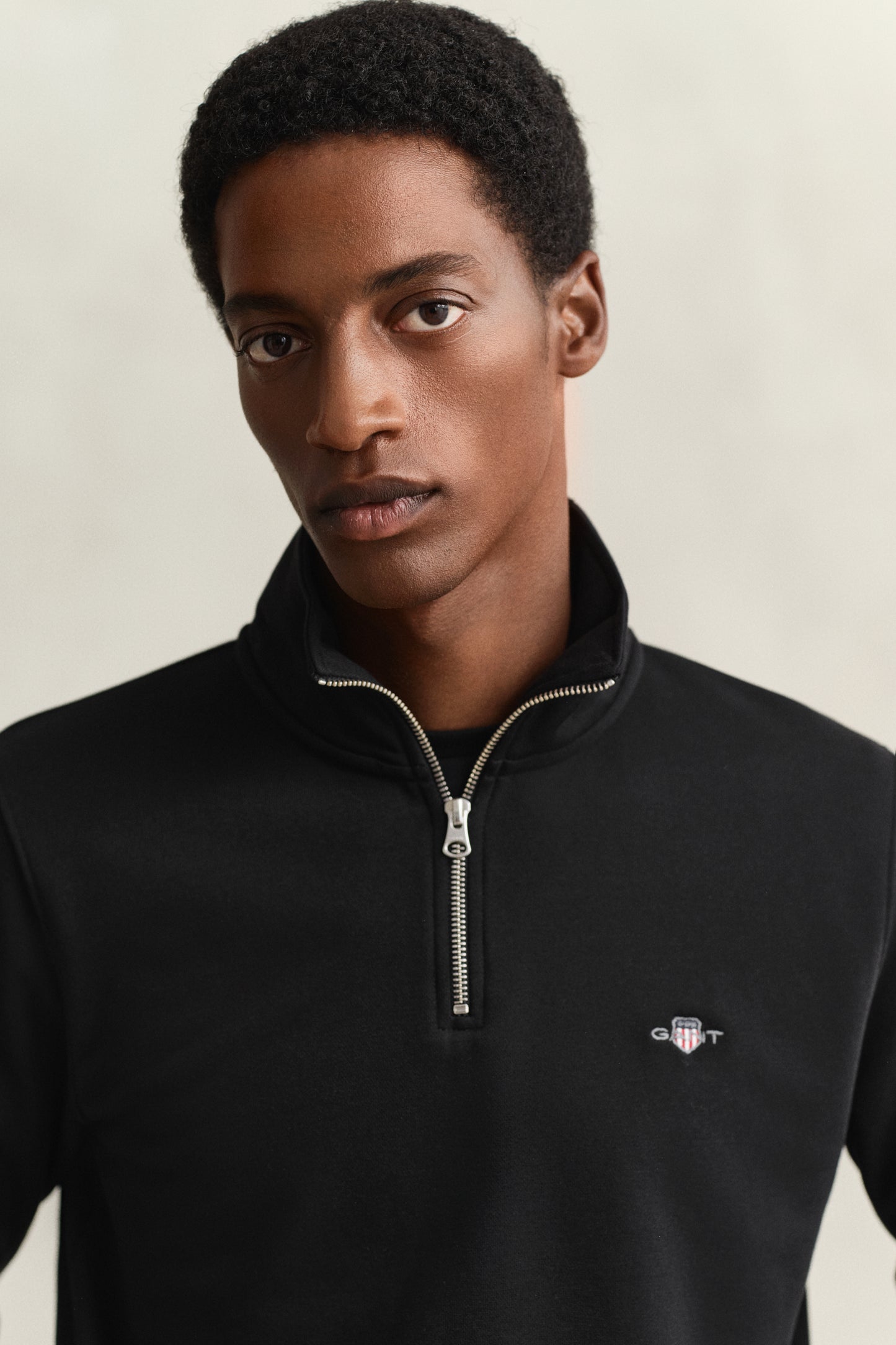 BLACK, REG SHIELD HALF ZIP SWEAT, CLOSE-UP BY GANT AU.