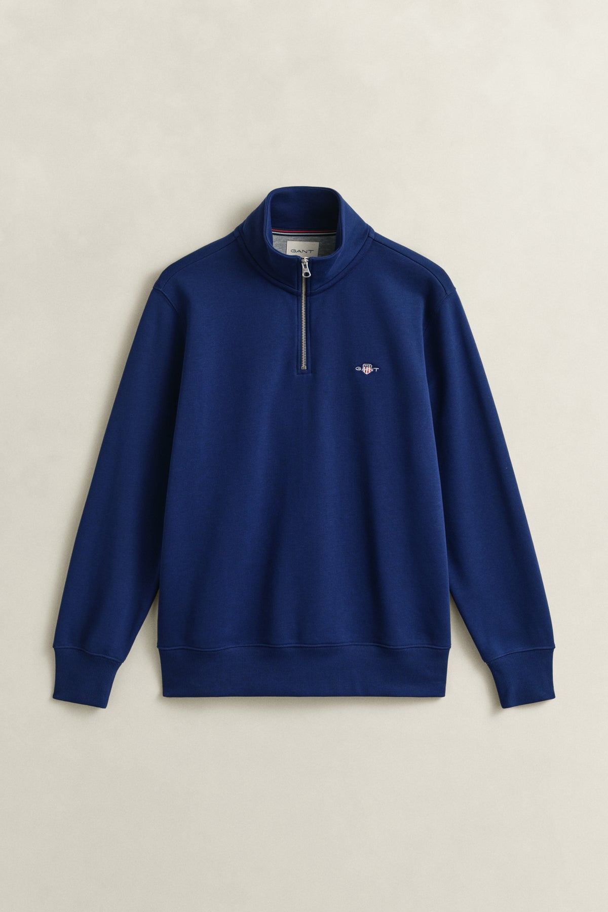 RICH NAVY, REG SHIELD HALF ZIP SWEAT, FLAT-LAY BY GANT AU.