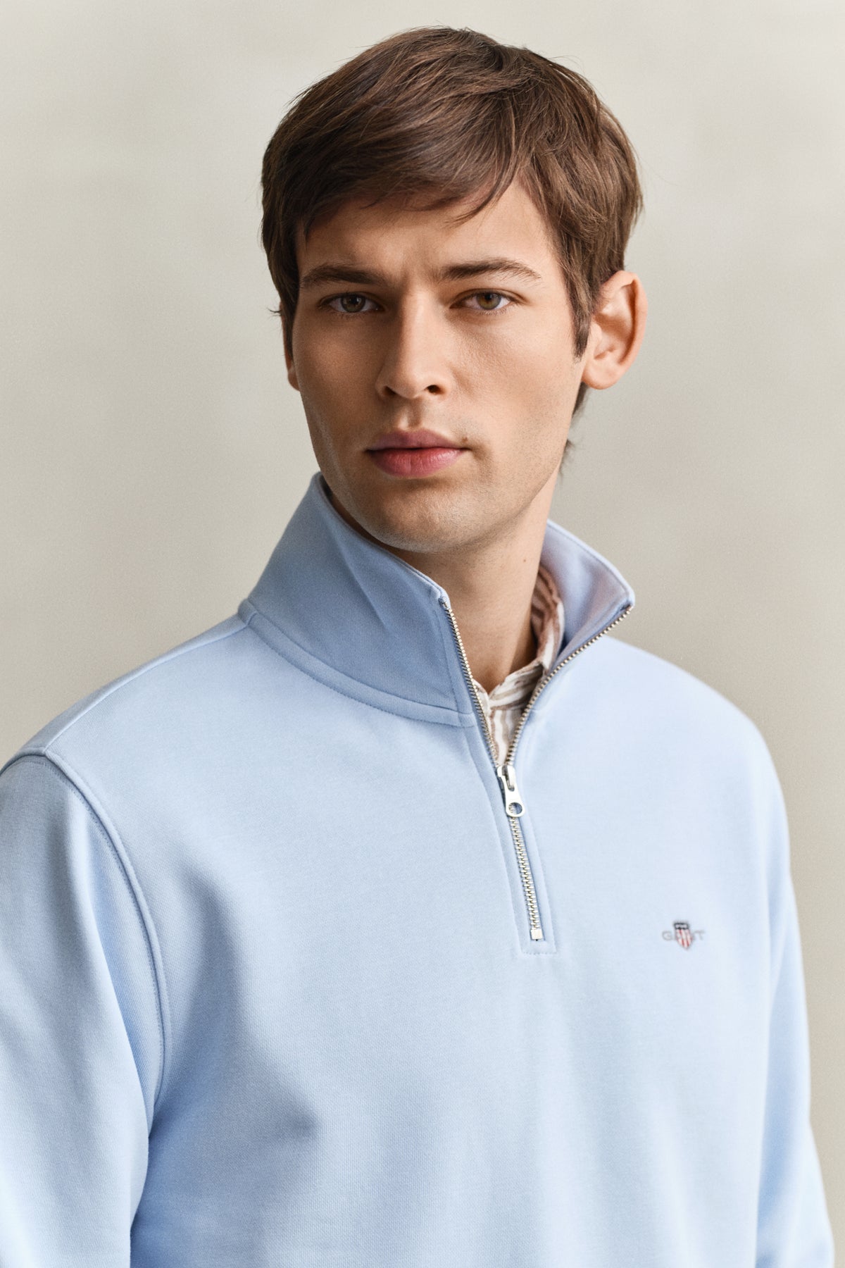 FRESH BLUE, REG SHIELD HALF ZIP SWEAT, CLOSE-UP BY GANT AU.