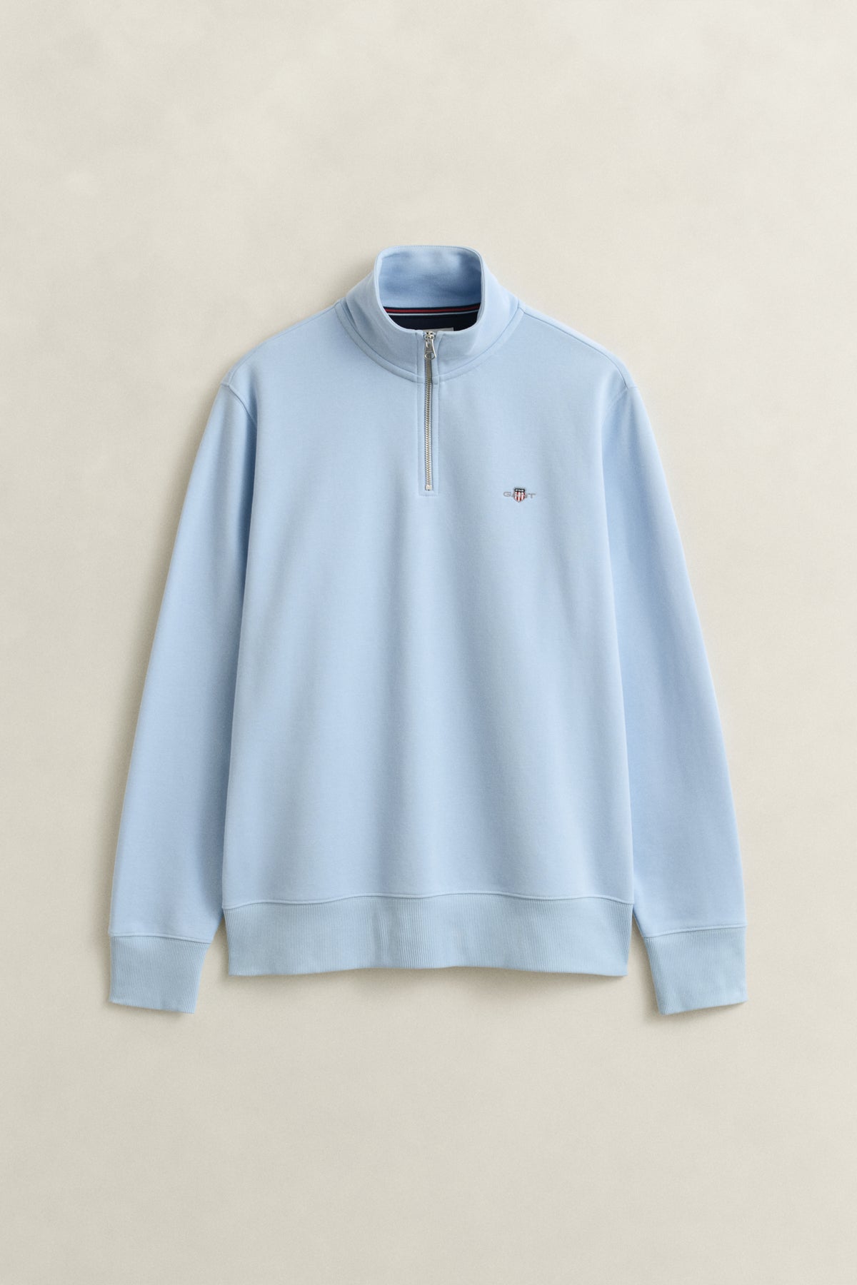 FRESH BLUE, REG SHIELD HALF ZIP SWEAT, FLAT-LAY BY GANT AU.