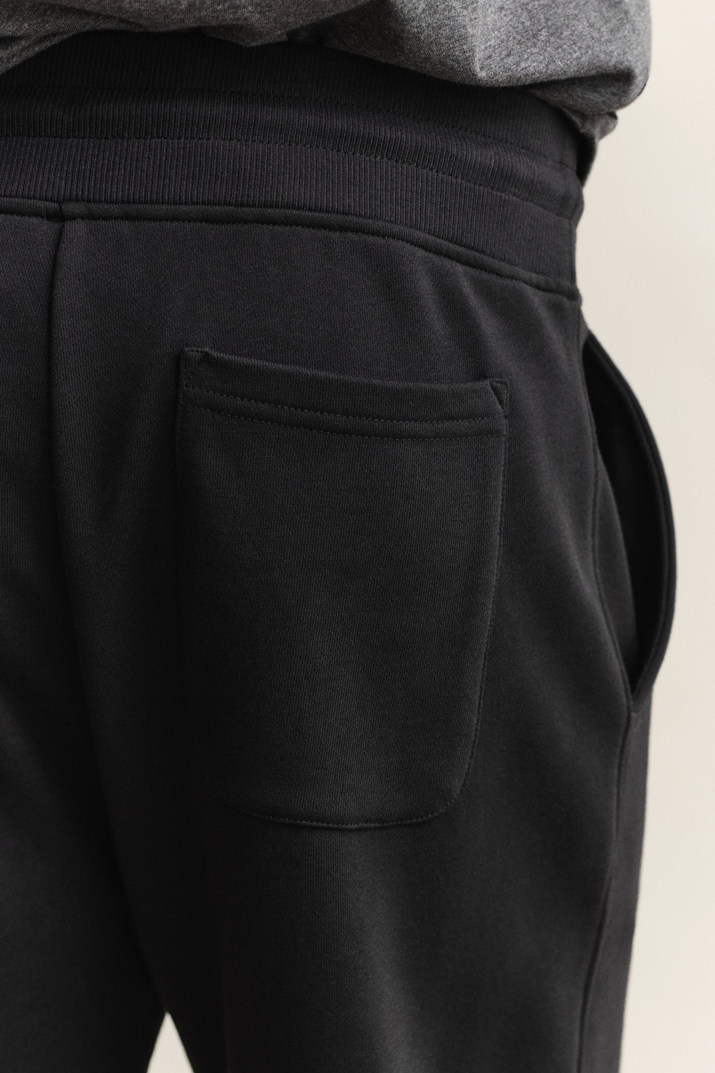 BLACK, REG SHIELD SWEATPANTS, CLOSE-UP BY GANT AU.