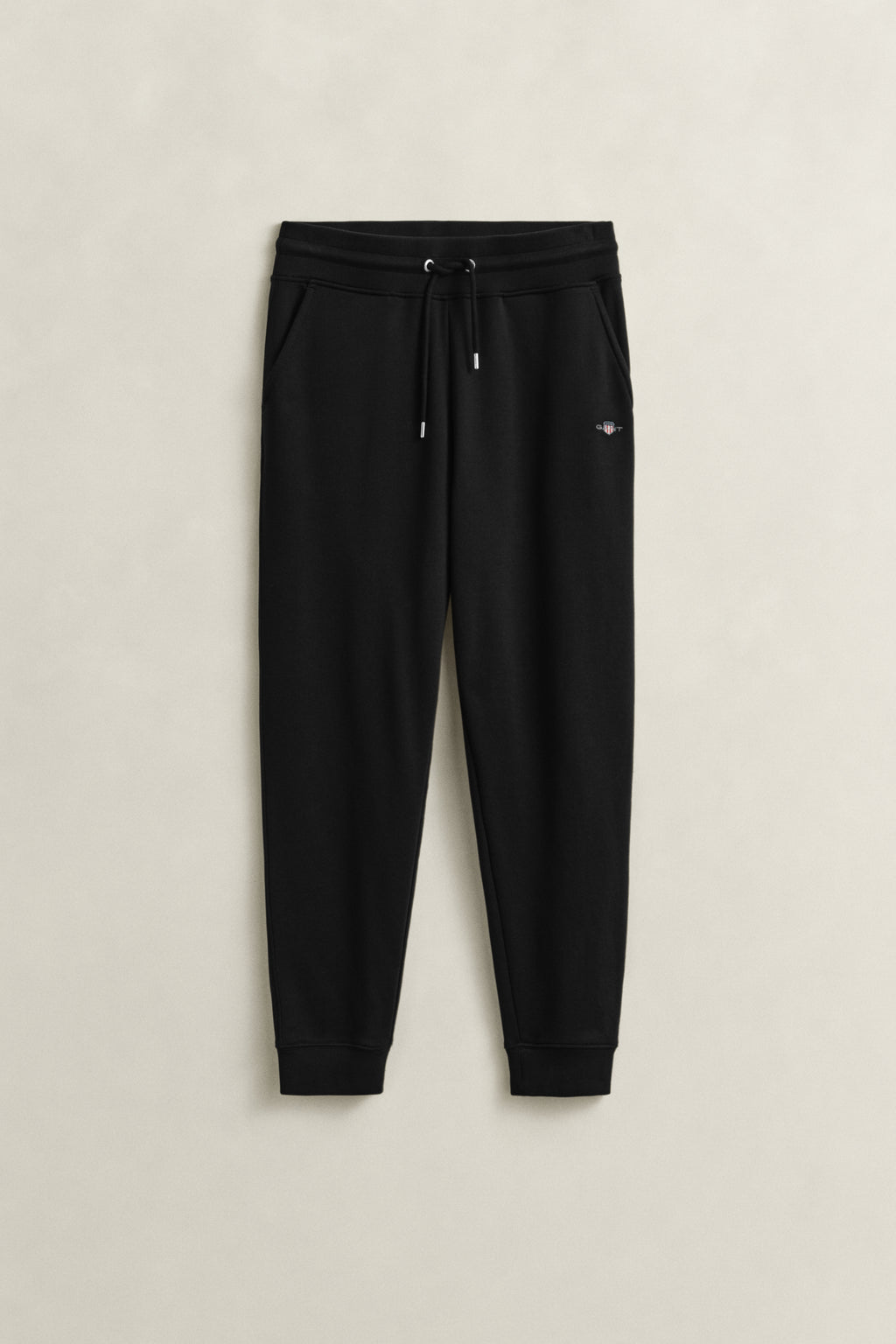 BLACK, REG SHIELD SWEATPANTS, FLAT-LAY BY GANT AU.