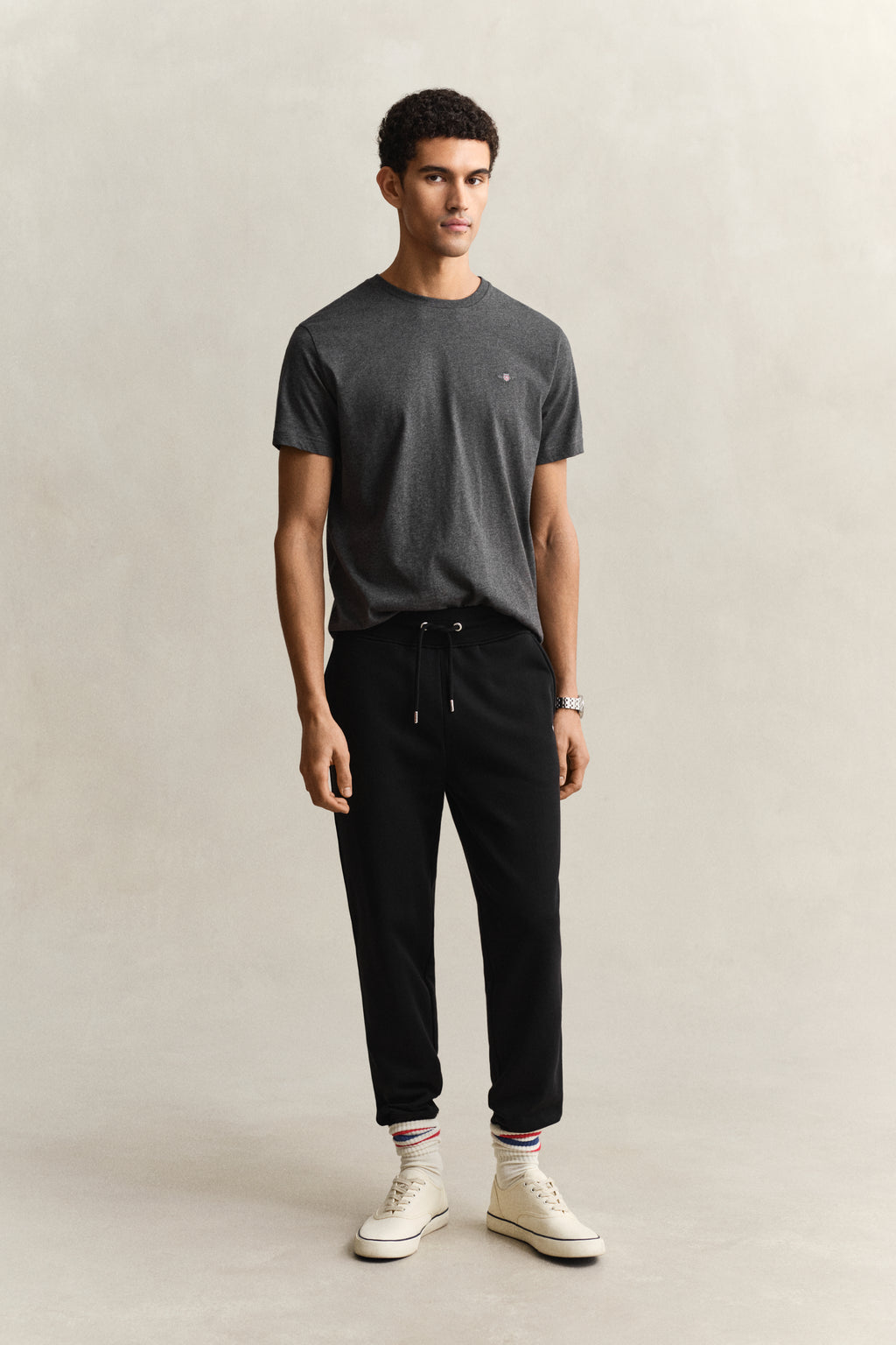 BLACK, REG SHIELD SWEATPANTS, FRONT-VIEW BY GANT AU.