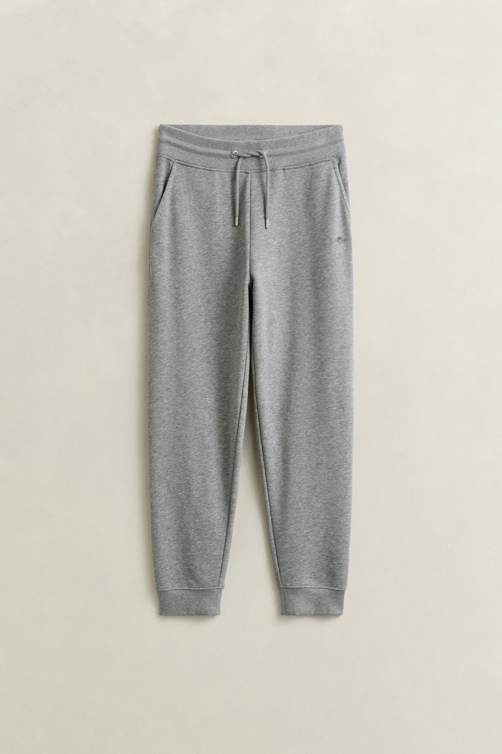 GREY MELANGE, REG SHIELD SWEATPANTS, FLAT-LAY BY GANT AU.