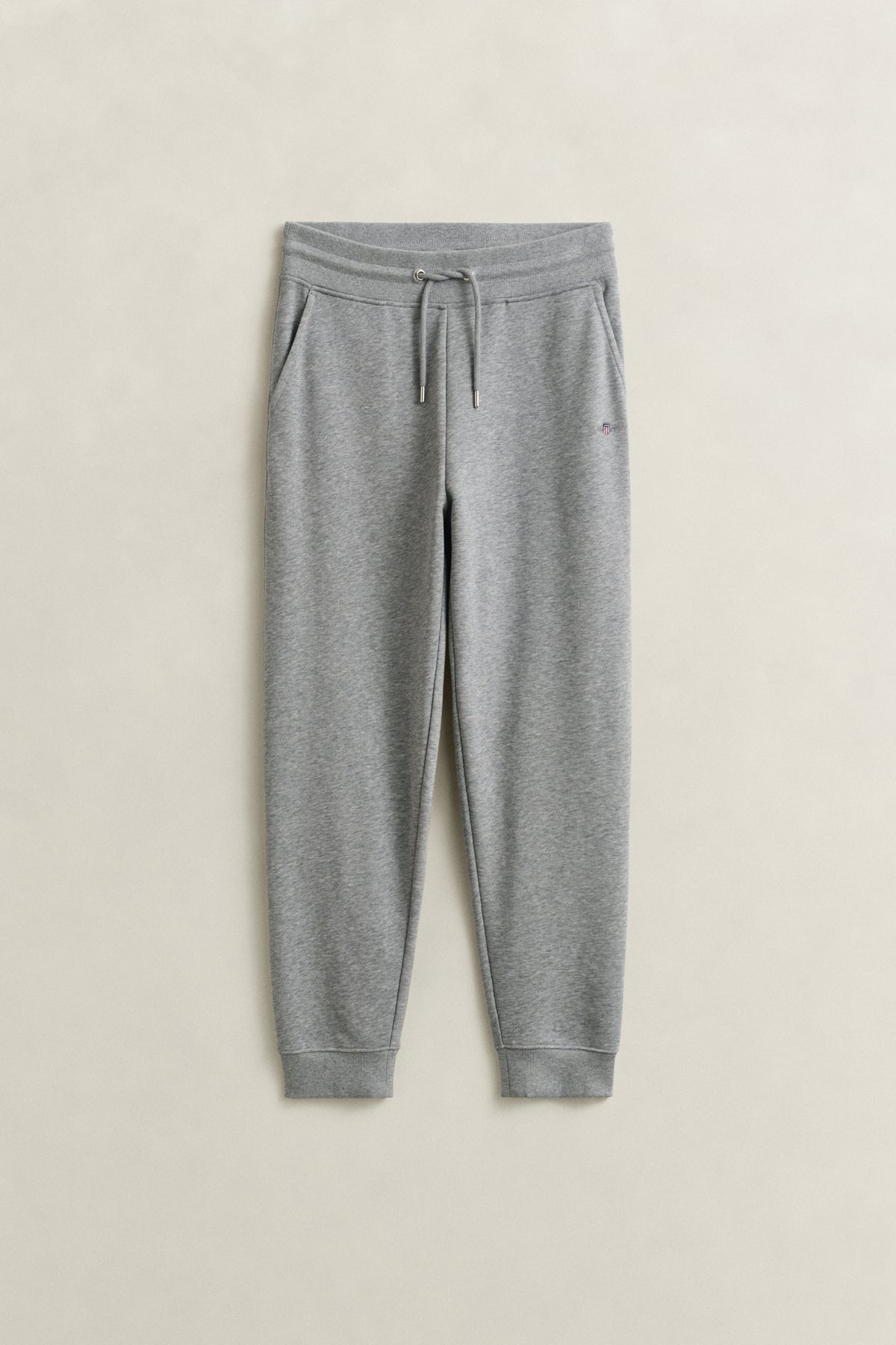 GREY MELANGE, REG SHIELD SWEATPANTS, FLAT-LAY BY GANT AU.