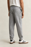 GREY MELANGE, REG SHIELD SWEATPANTS, BACK-VIEW BY GANT AU.