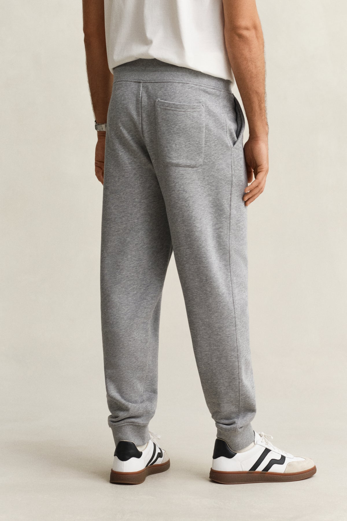 GREY MELANGE, REG SHIELD SWEATPANTS, BACK-VIEW BY GANT AU.