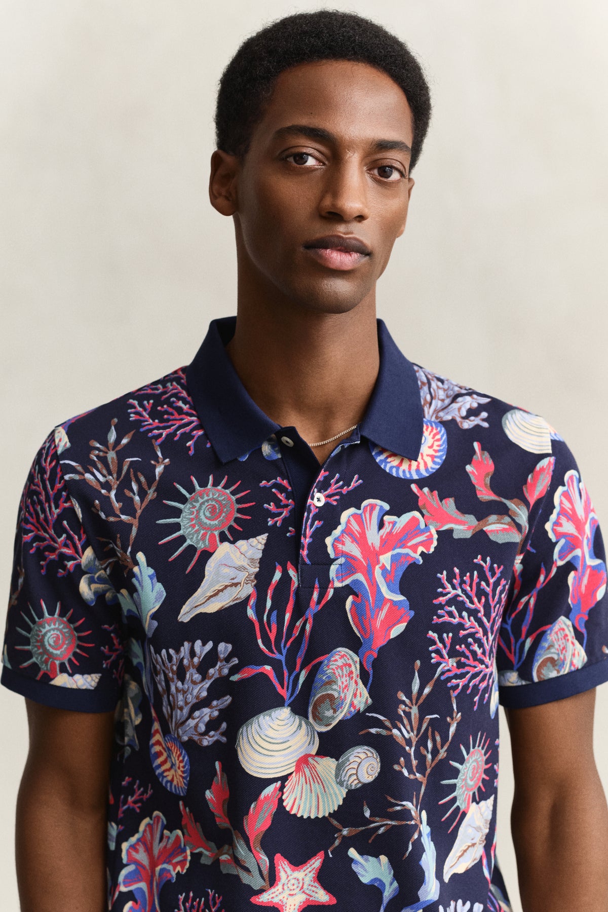 CLASSIC BLUE, PRINTED SS POLO, CLOSE-UP BY GANT AU.