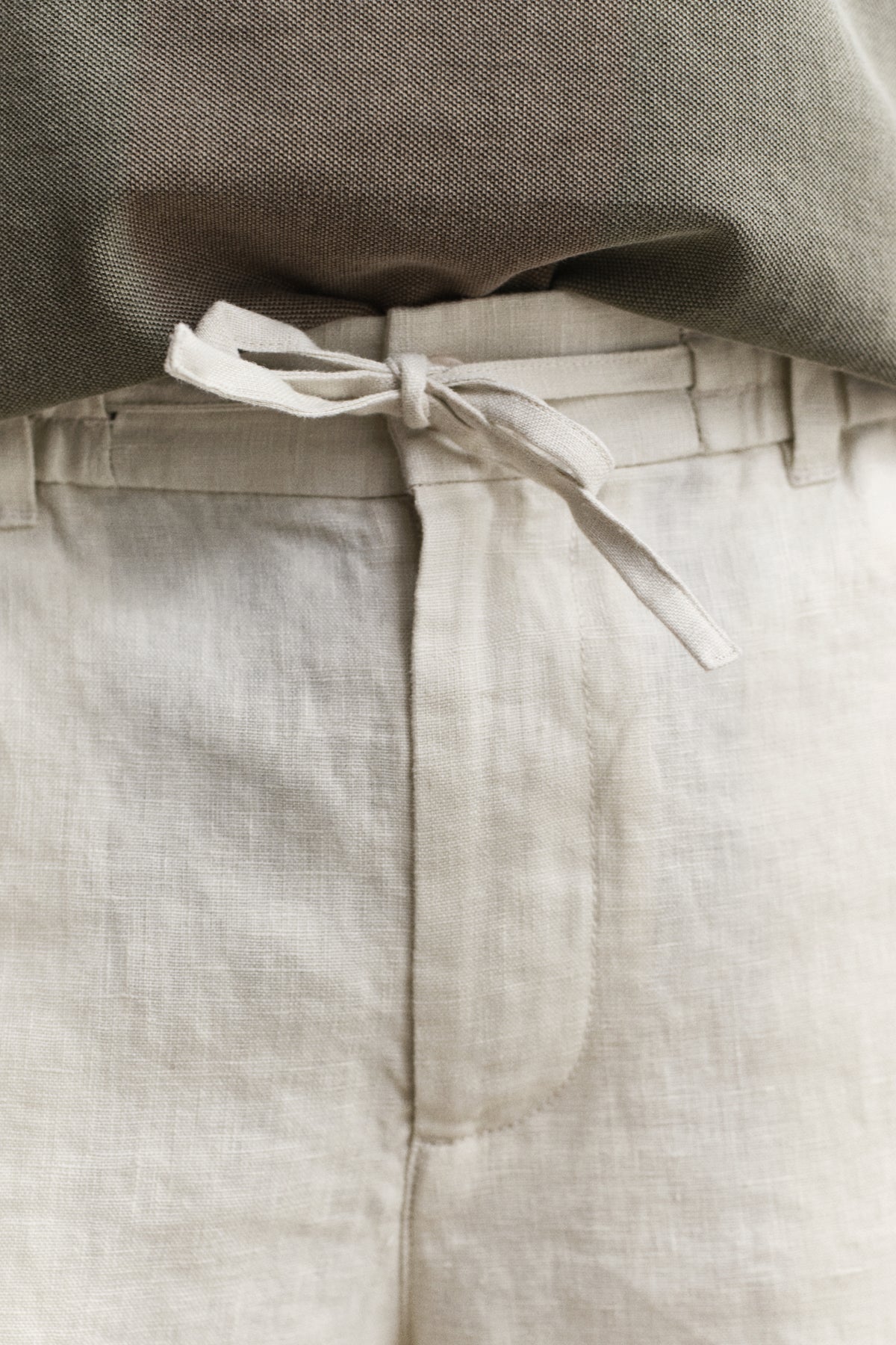 MODEL WEARING REG LINEN DS SHORTS