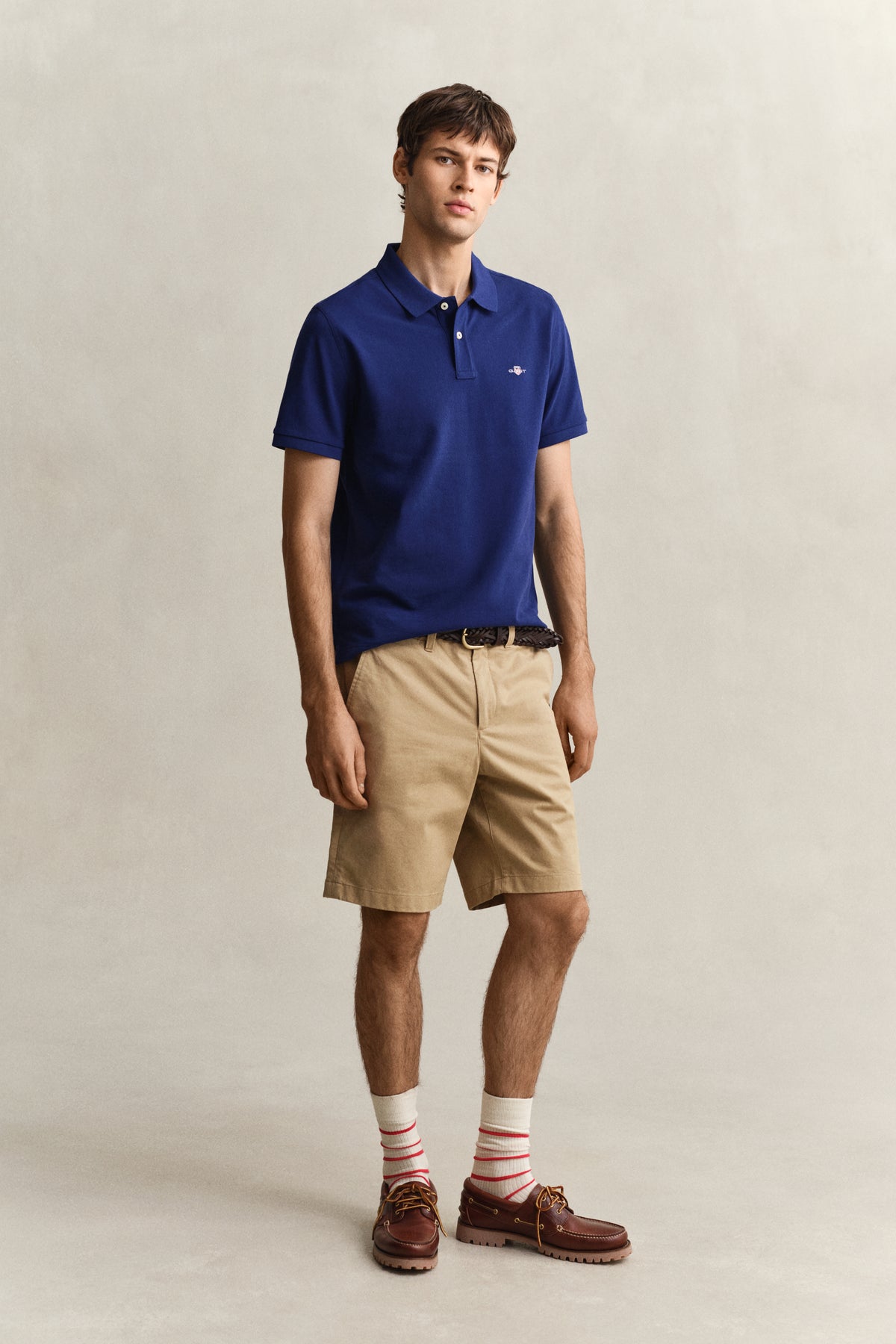 DARK KHAKI, Chino Shorts BY GANT AU.