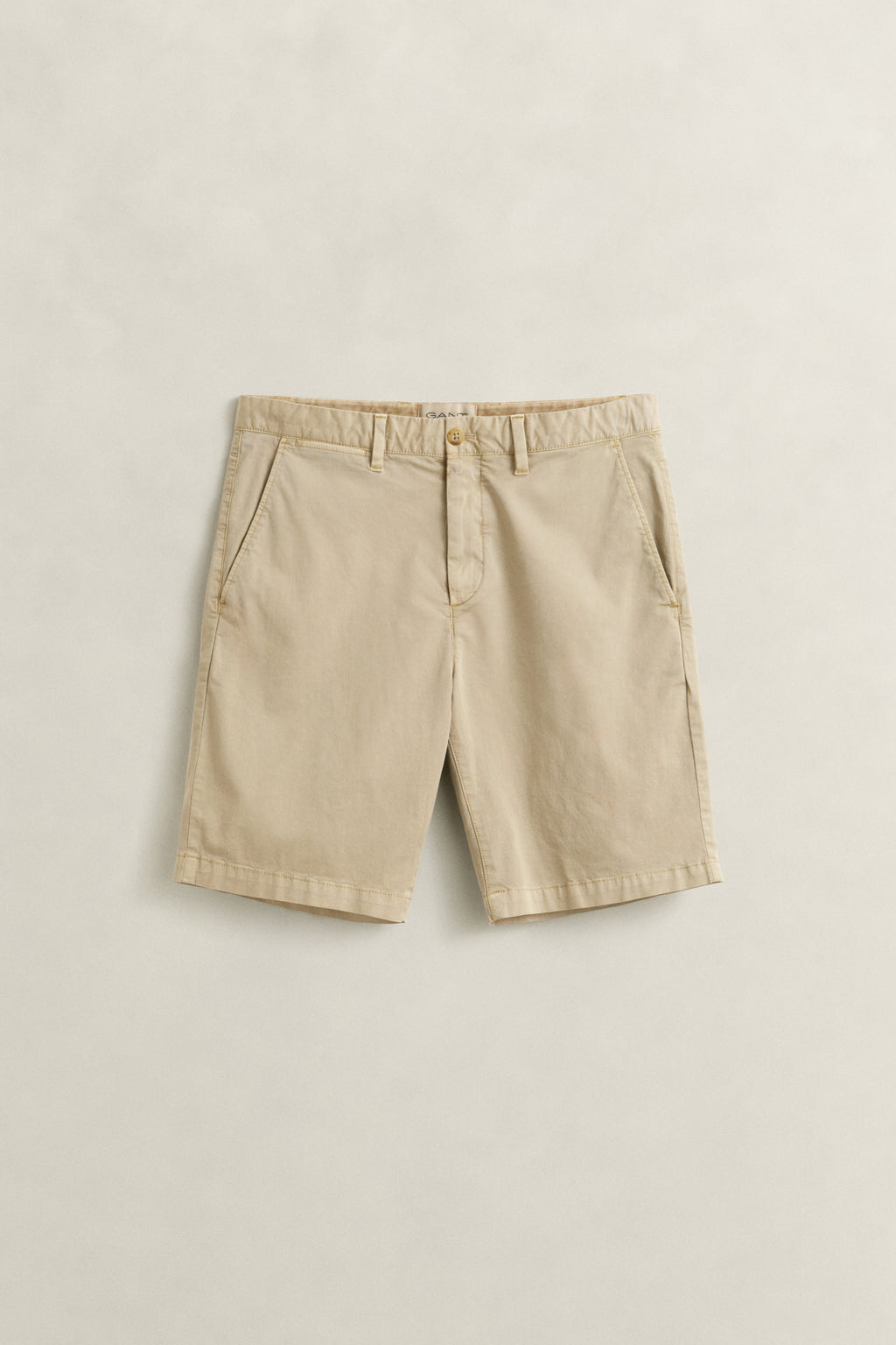 OAT BEIGE, REG SUNFADED CHINO SHORTS, FLAT-LAY BY GANT AU.