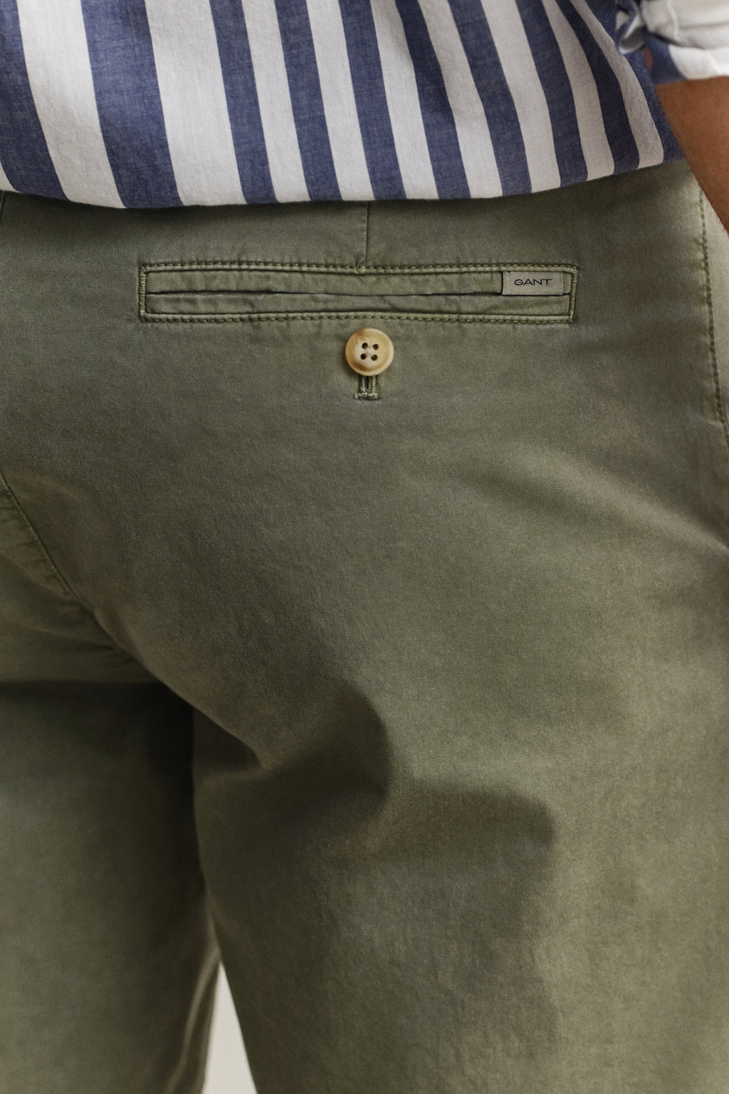 DRY HERB GREEN, REG SUNFADED CHINO SHORTS, CLOSE-UP BY GANT AU.