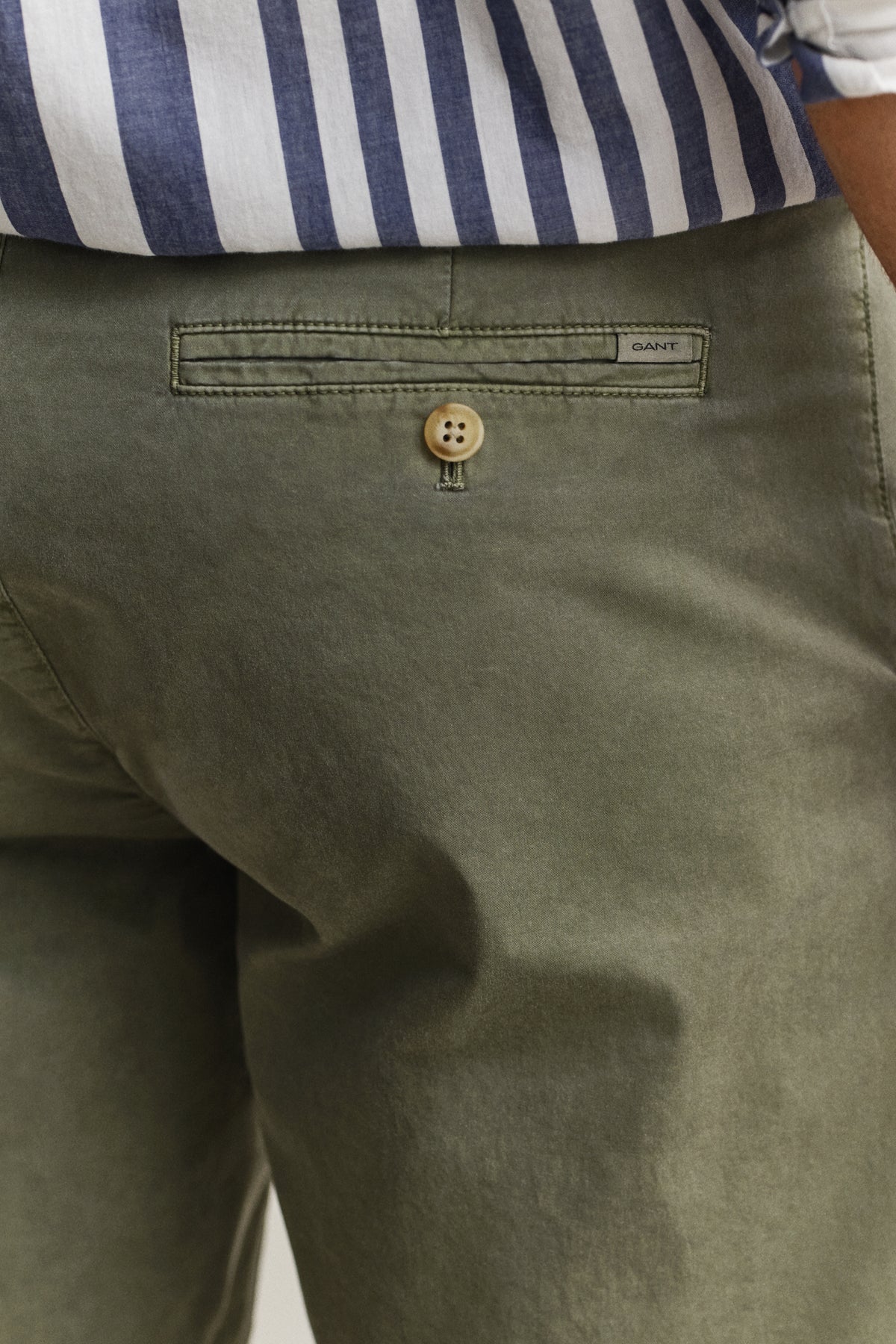 DRY HERB GREEN, REG SUNFADED CHINO SHORTS, CLOSE-UP BY GANT AU.