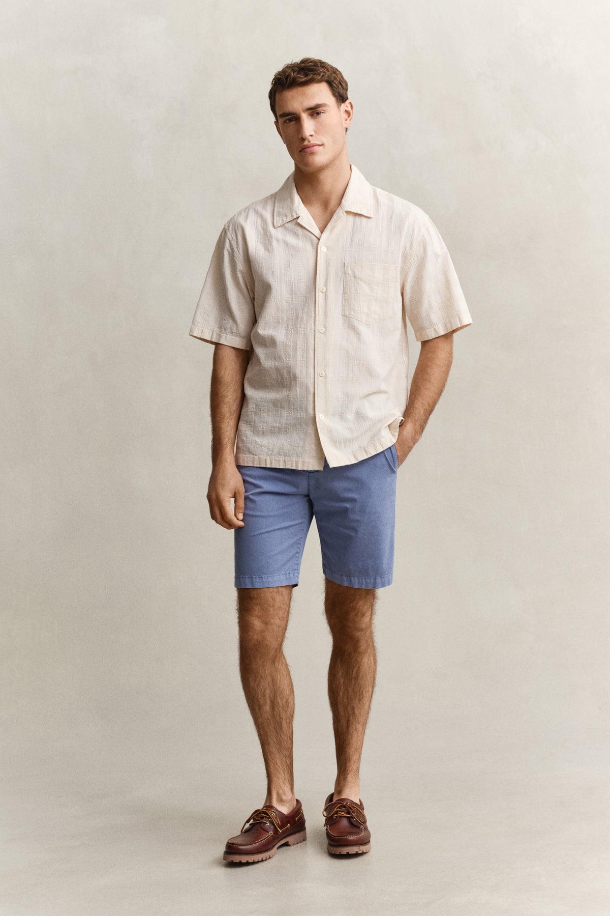 FADED DENIM, REG SUNFADED CHINO SHORTS, FRONT-VIEW BY GANT AU.