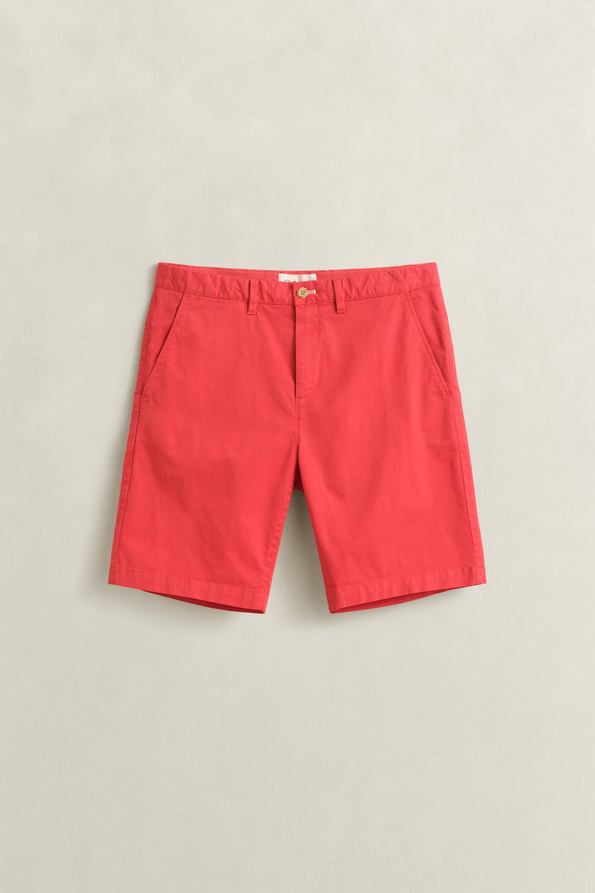 ROSE RED, REG SUNFADED CHINO SHORTS, FLAT-LAY BY GANT AU.