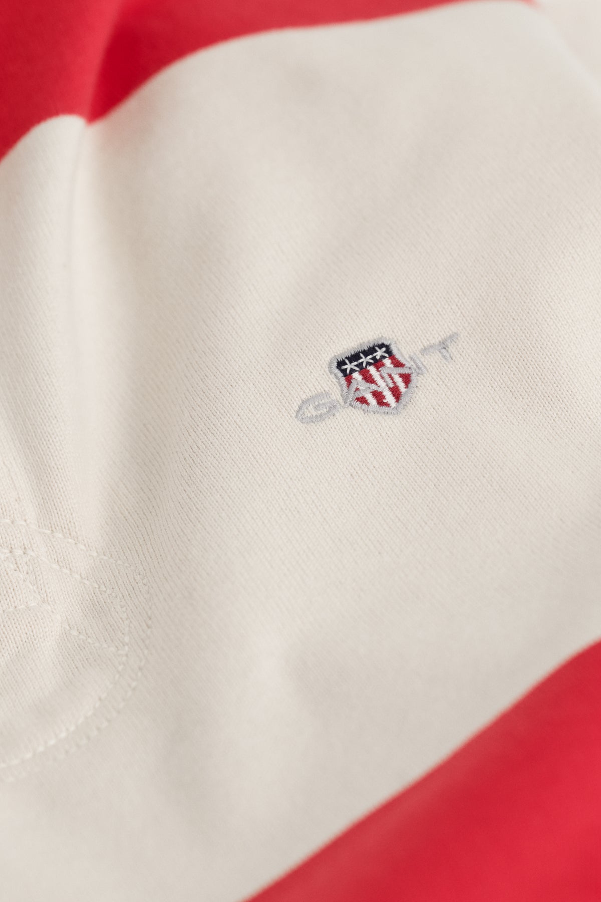 CREAMED WHITE, STRIPED RUGGER, FLAT-LAY BY GANT AU.