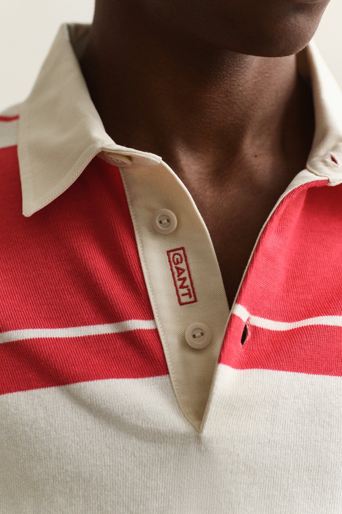 ROSE RED, STRIPED SS RUGGER, CLOSE-UP BY GANT AU.