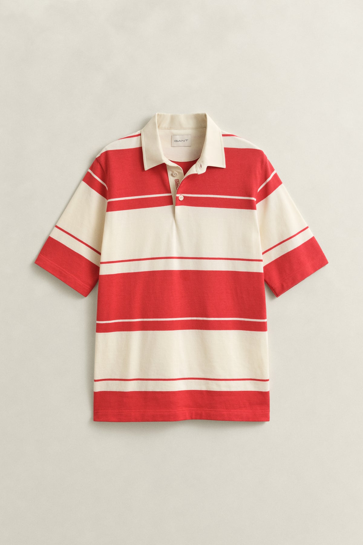 ROSE RED, STRIPED SS RUGGER, FLAT-LAY BY GANT AU.