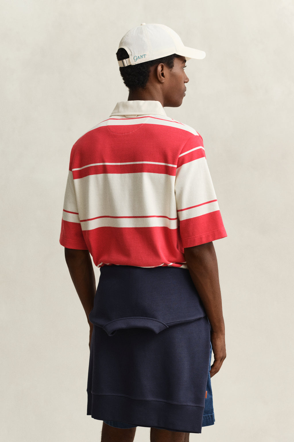 ROSE RED, STRIPED SS RUGGER, BACK-VIEW BY GANT AU.