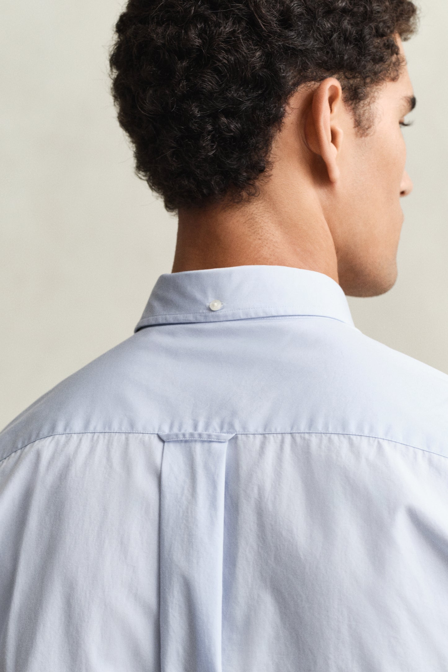 LIGHT BLUE, REG CLASSIC POPLIN SHIRT, CLOSE-UP BY GANT AU.