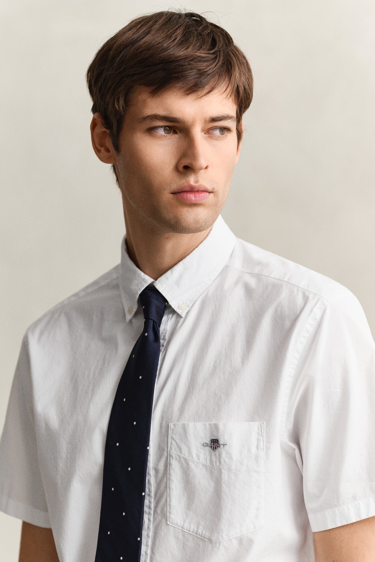 WHITE, REG CLASSIC POPLIN SS SHIRT, CLOSE-UP BY GANT AU.