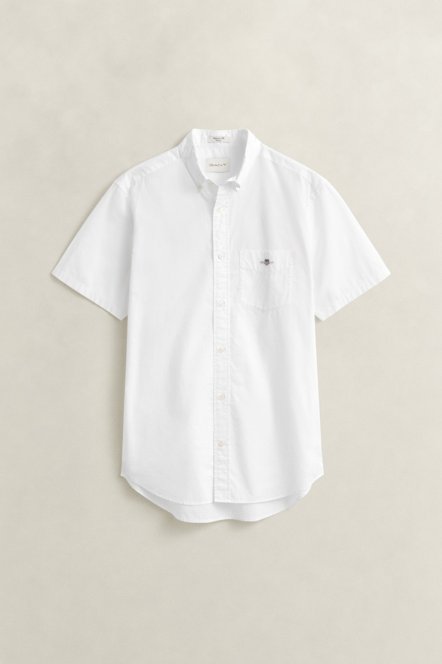 WHITE, REG CLASSIC POPLIN SS SHIRT, FLAT-LAY BY GANT AU.
