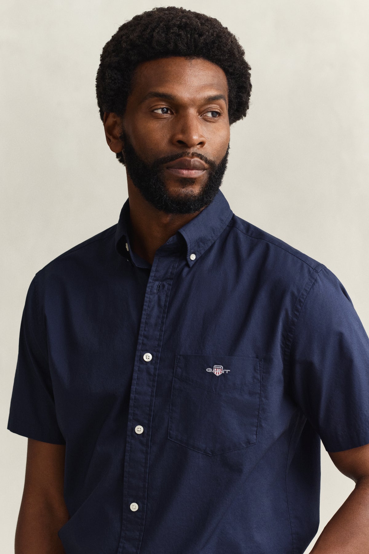 MODEL WEARING REG CLASSIC POPLIN SS SHIRT