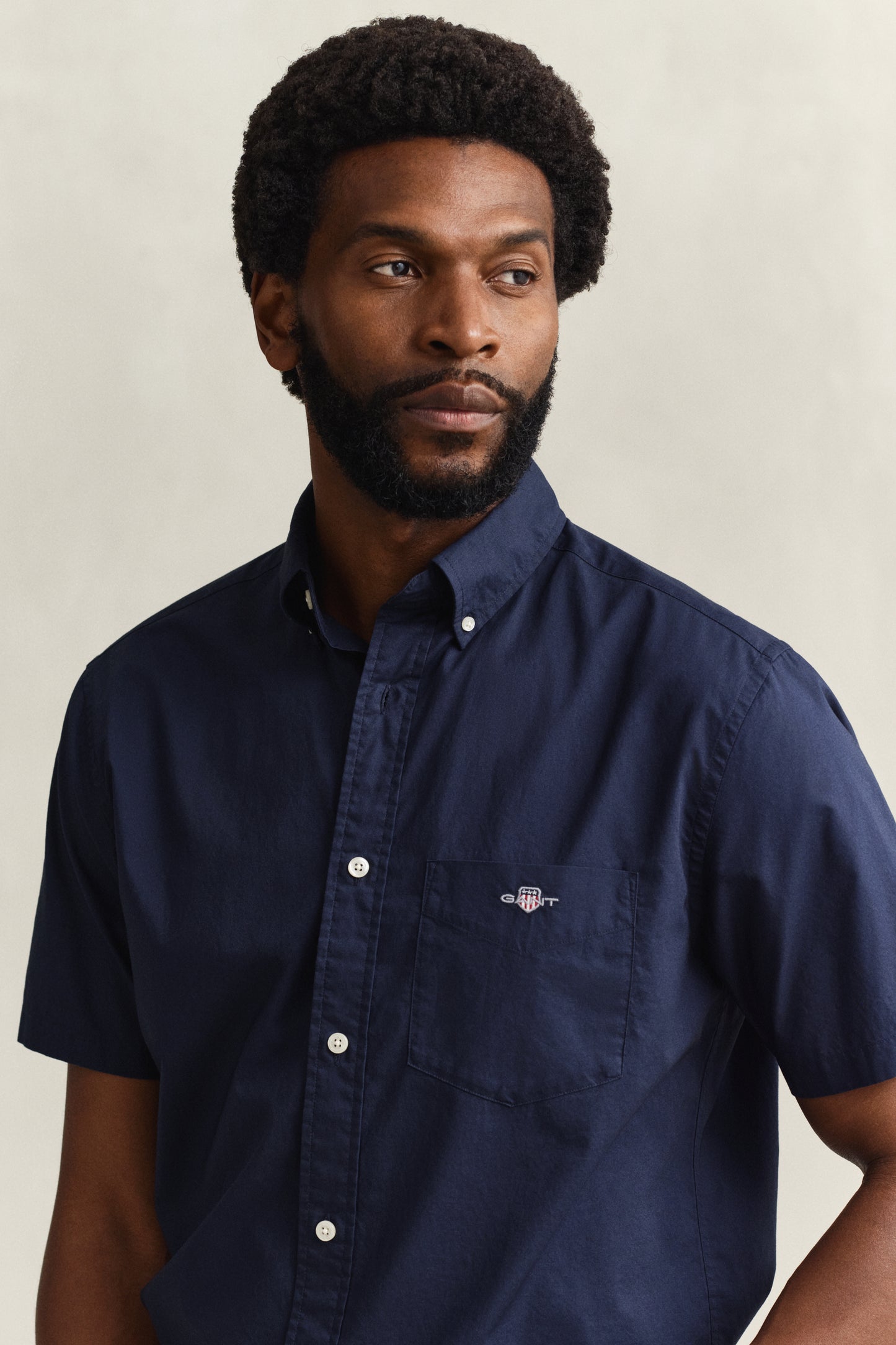 MODEL WEARING REG CLASSIC POPLIN SS SHIRT