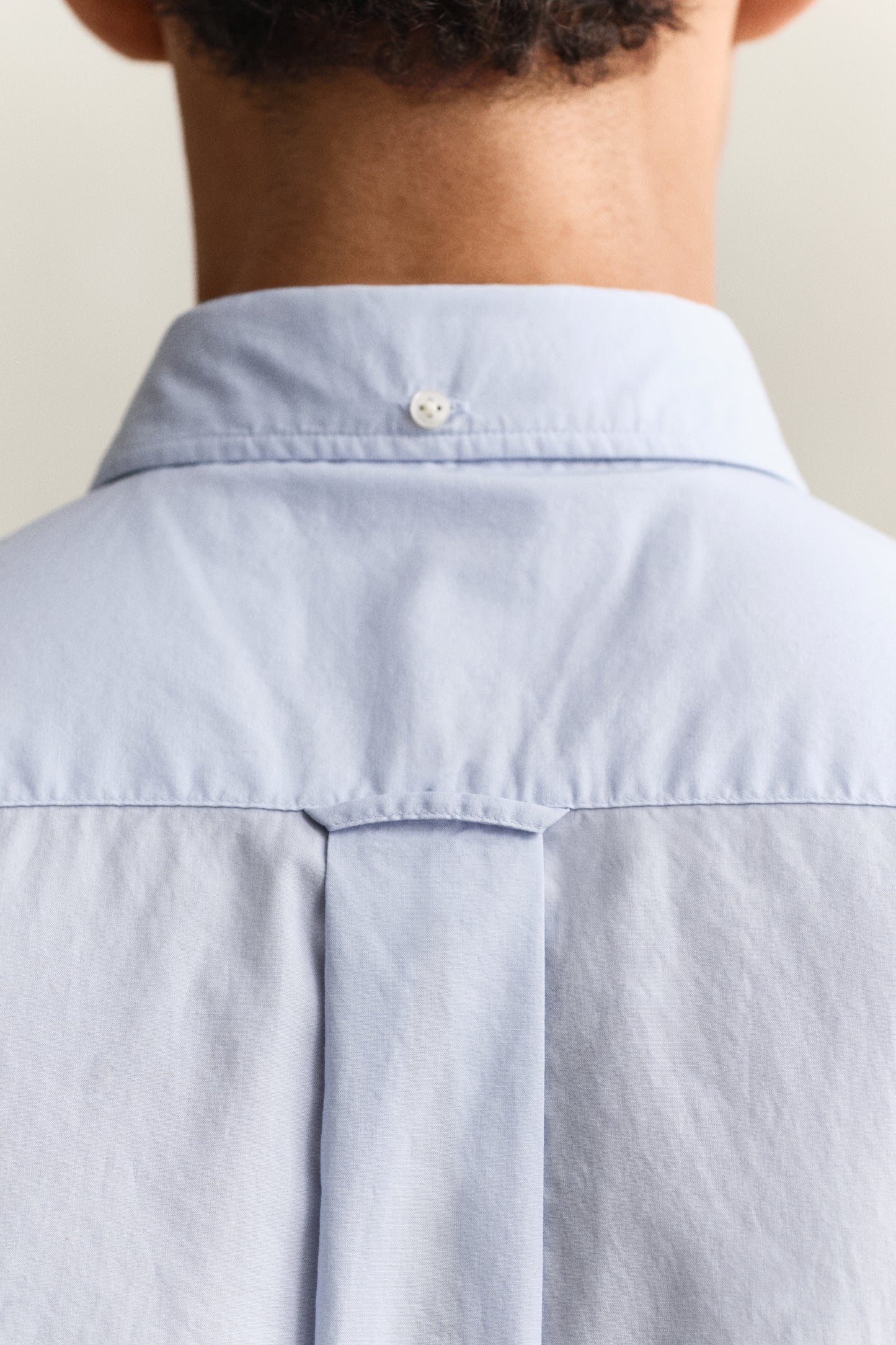 LIGHT BLUE, REG CLASSIC POPLIN SS SHIRT, CLOSE-UP BY GANT AU.