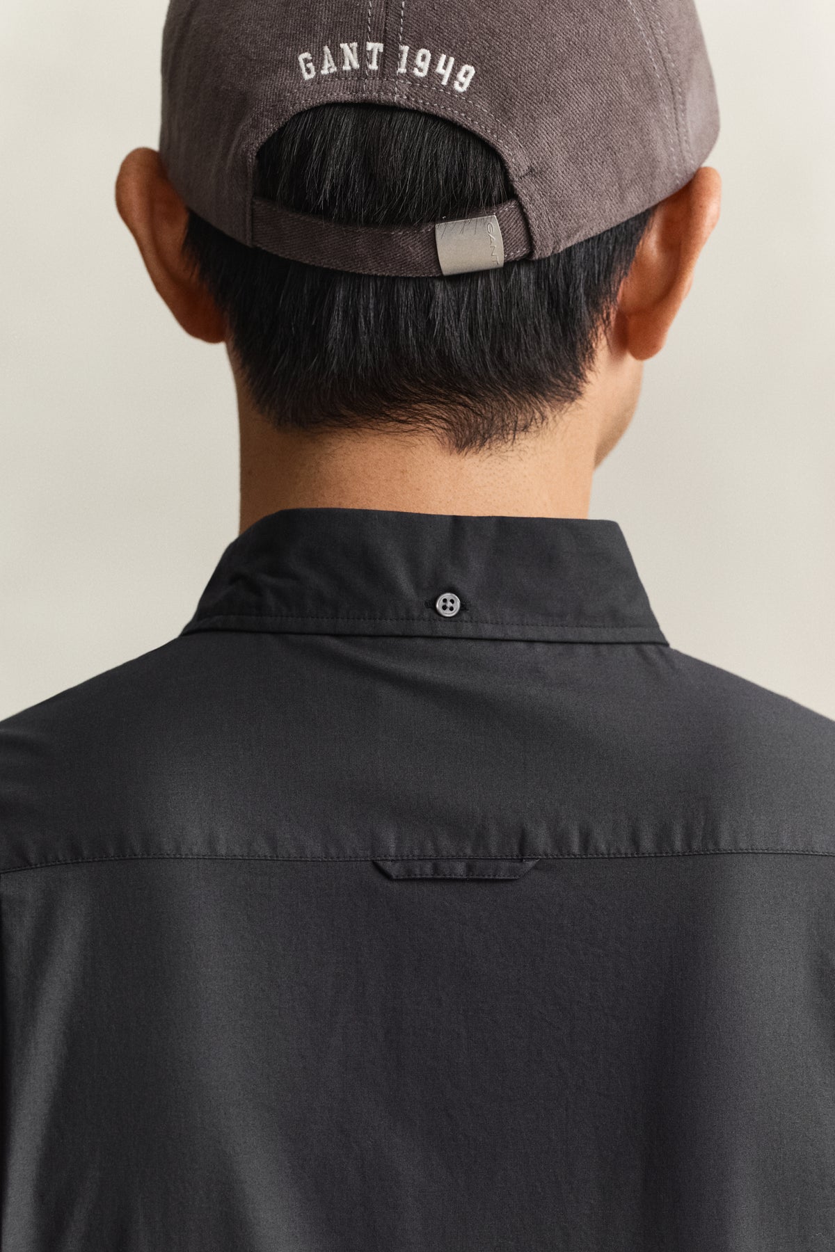 BLACK, SLIM CLASSIC POPLIN SHIRT, CLOSE-UP BY GANT AU.