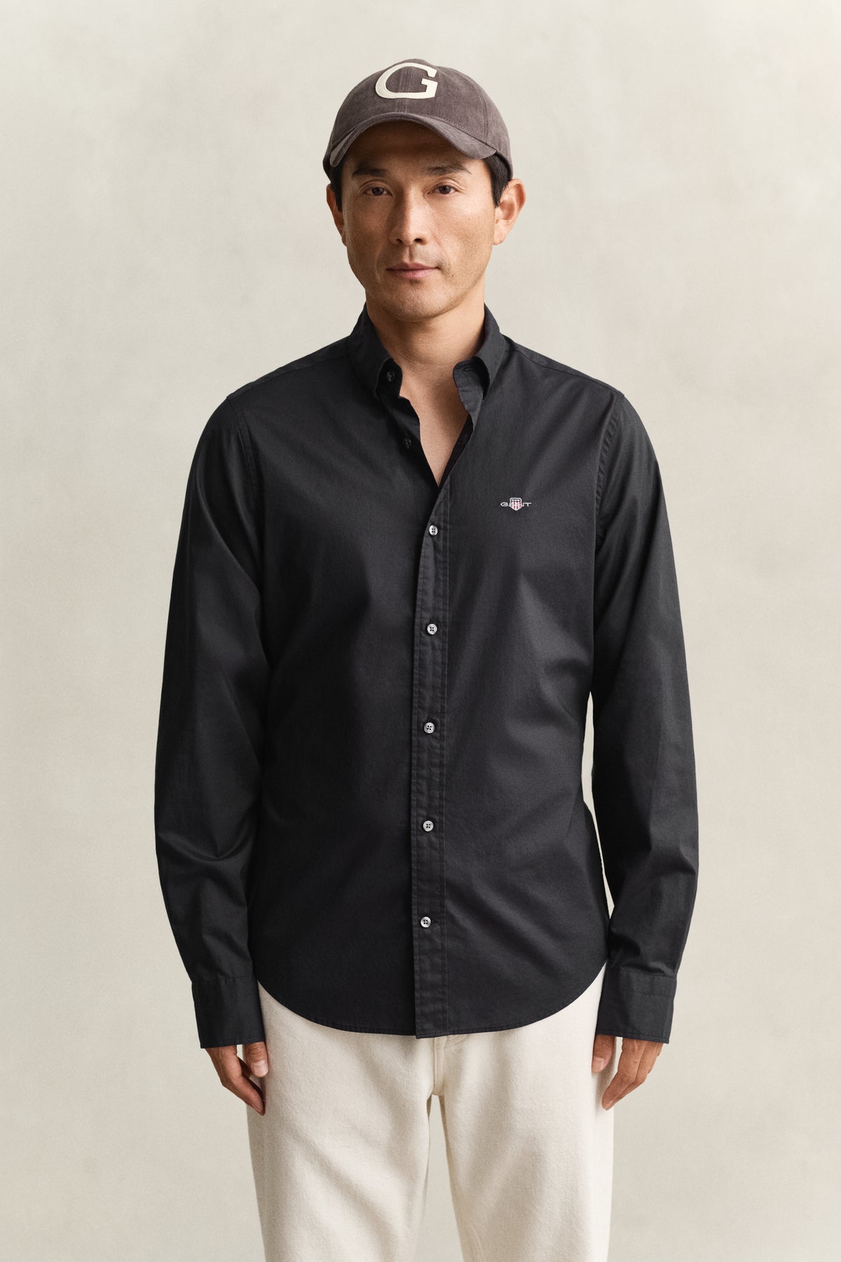 MODEL WEARING SLIM CLASSIC POPLIN SHIRT