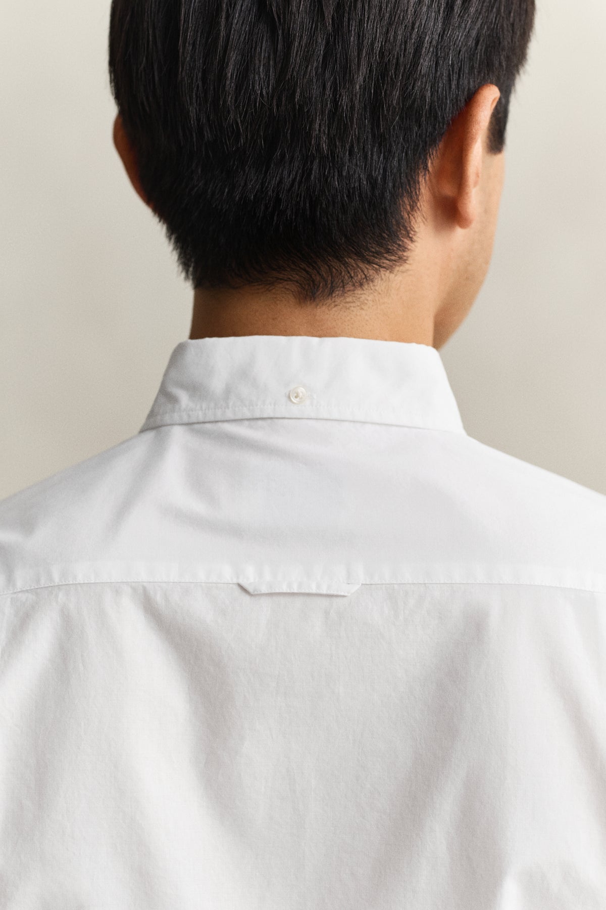 WHITE, SLIM CLASSIC POPLIN SHIRT, CLOSE-UP BY GANT AU.