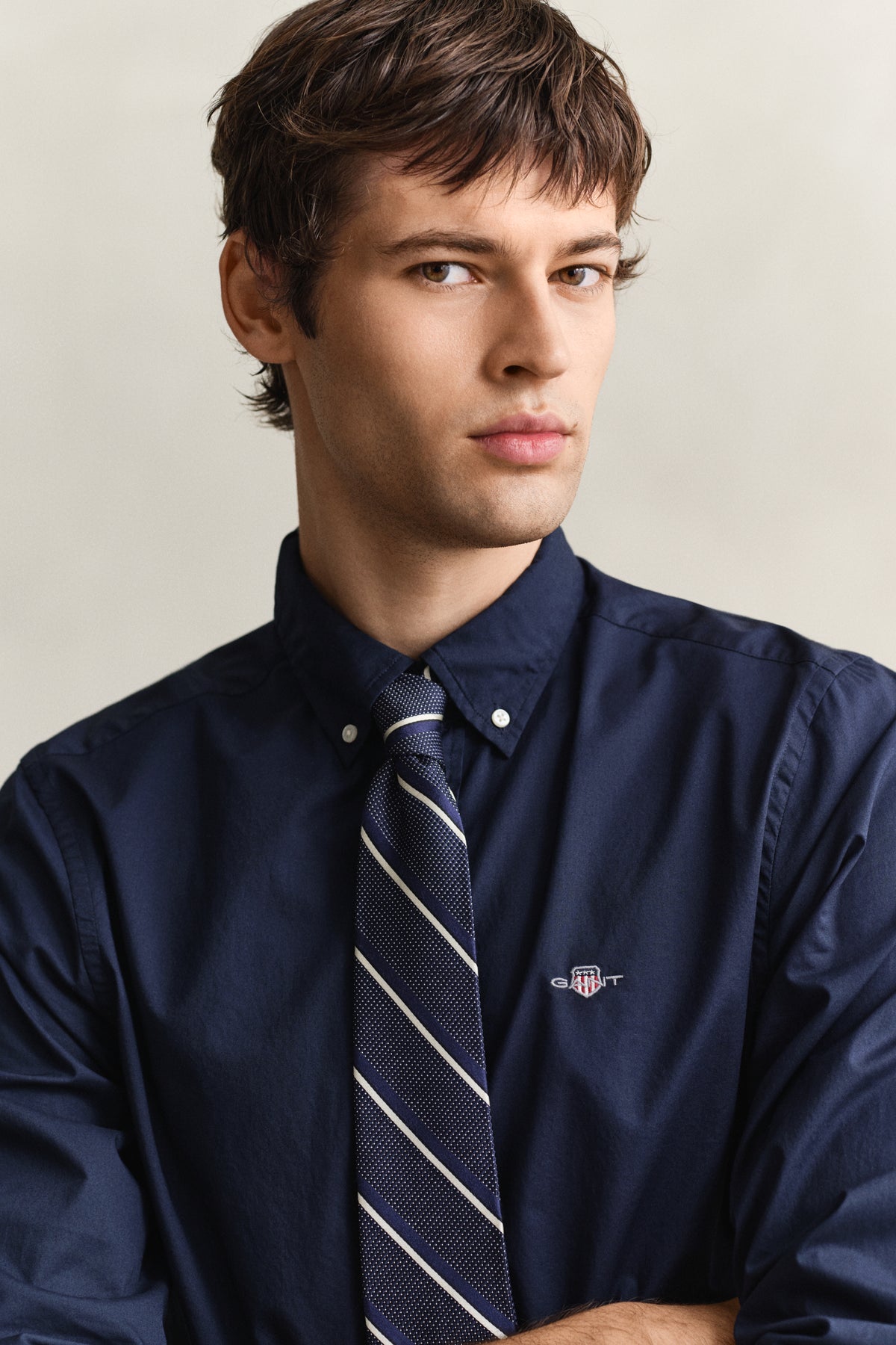 MODEL WEARING SLIM CLASSIC POPLIN SHIRT