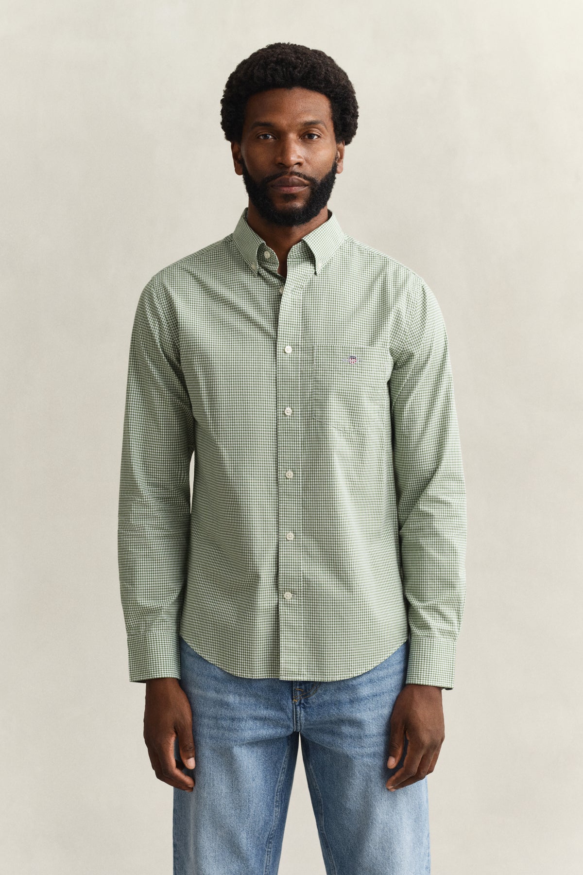 MODEL WEARING REG CLASSIC POPLIN GINGHAM SHIRT
