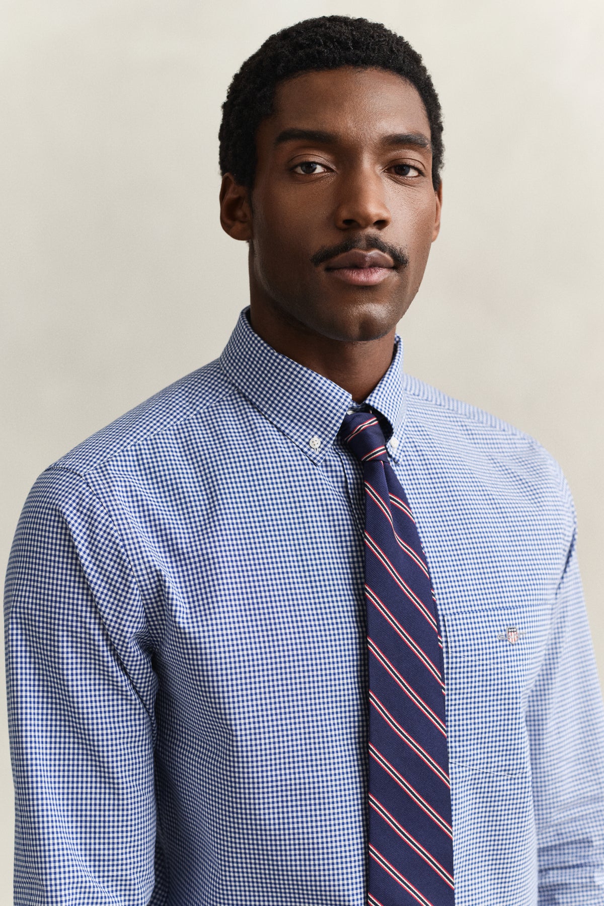 MODEL WEARING REG CLASSIC POPLIN GINGHAM SHIRT