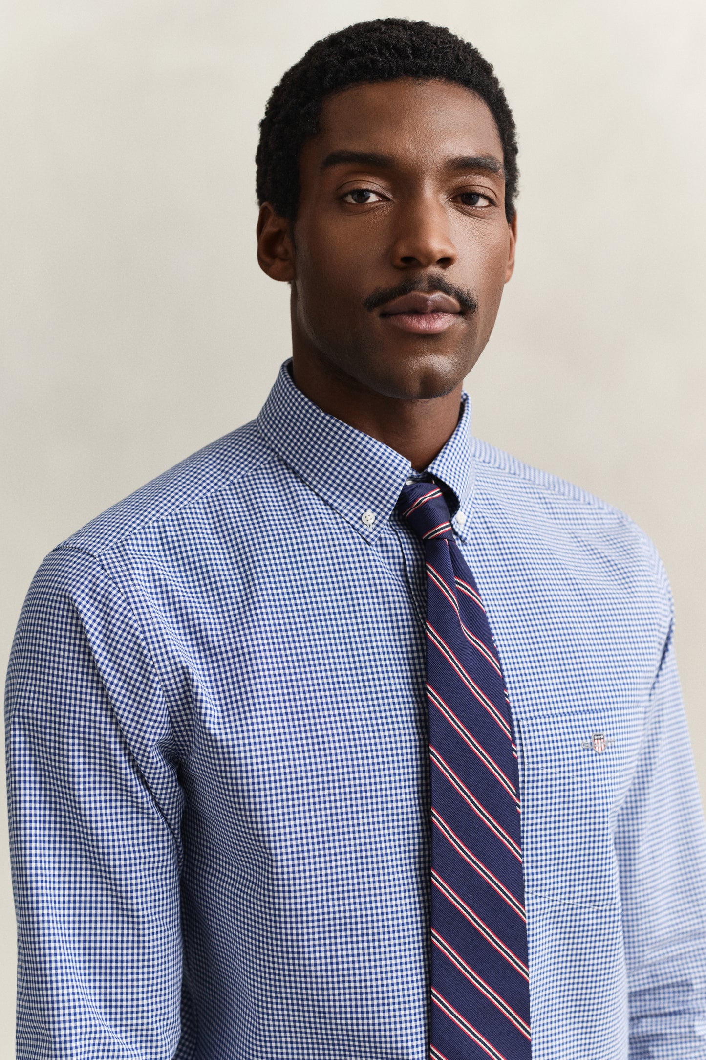 MODEL WEARING REG CLASSIC POPLIN GINGHAM SHIRT