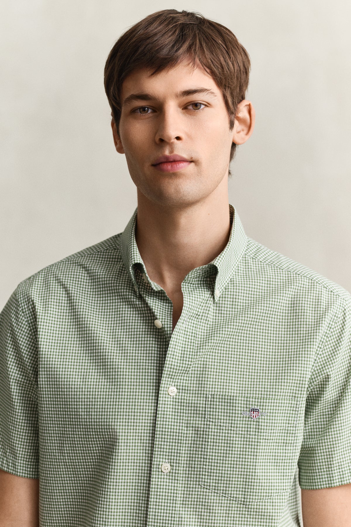 MODEL WEARING REG CLASSIC POPLIN GINGH SS SHIRT