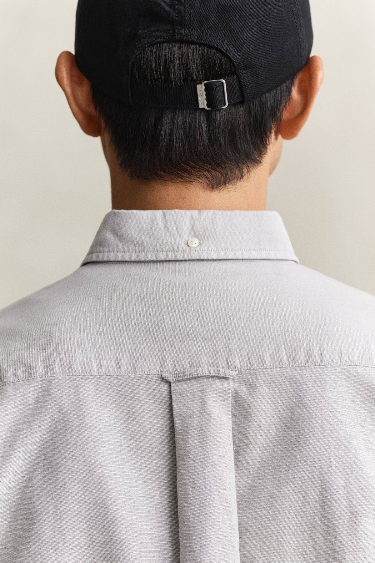 PEWTER GREY, REG CLASSIC OXFORD SS SHIRT, CLOSE-UP BY GANT AU.