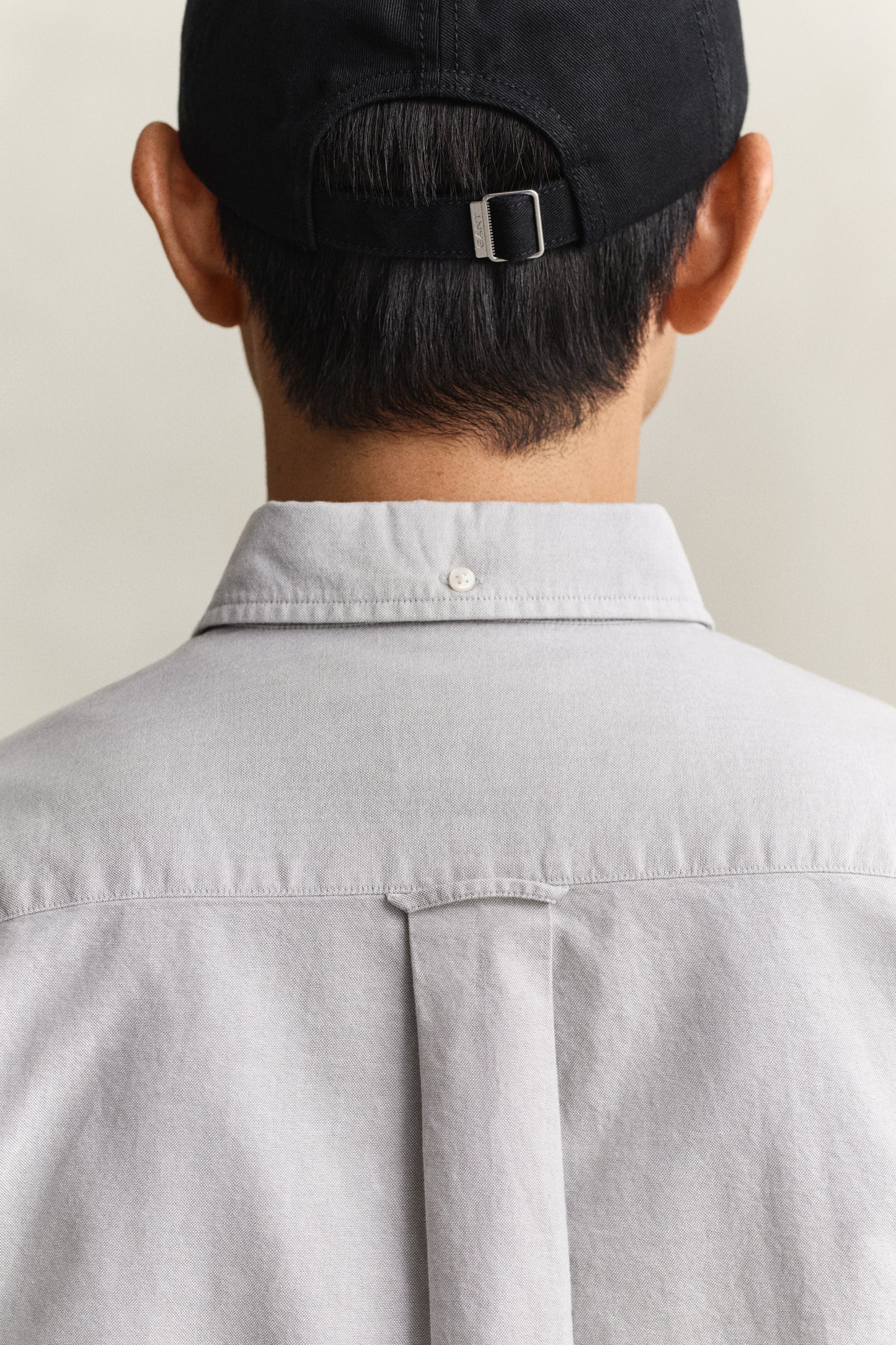 PEWTER GREY, REG CLASSIC OXFORD SS SHIRT, CLOSE-UP BY GANT AU.