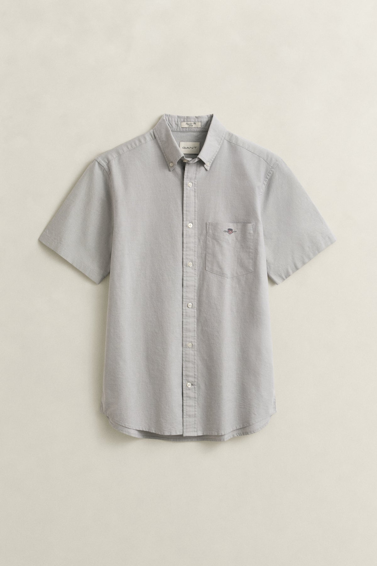 PEWTER GREY, REG CLASSIC OXFORD SS SHIRT, FLAT-LAY BY GANT AU.