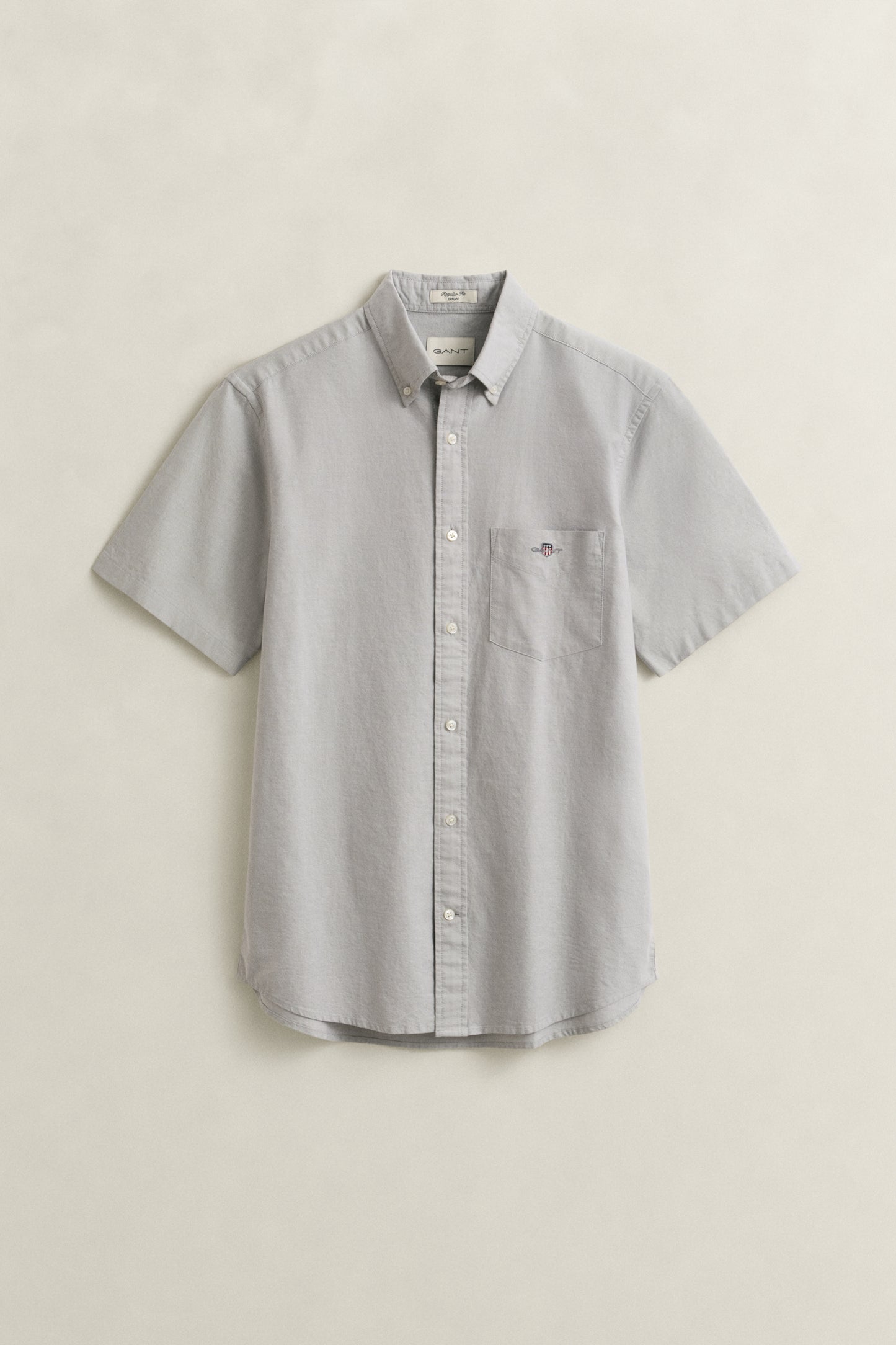 PEWTER GREY, REG CLASSIC OXFORD SS SHIRT, FLAT-LAY BY GANT AU.