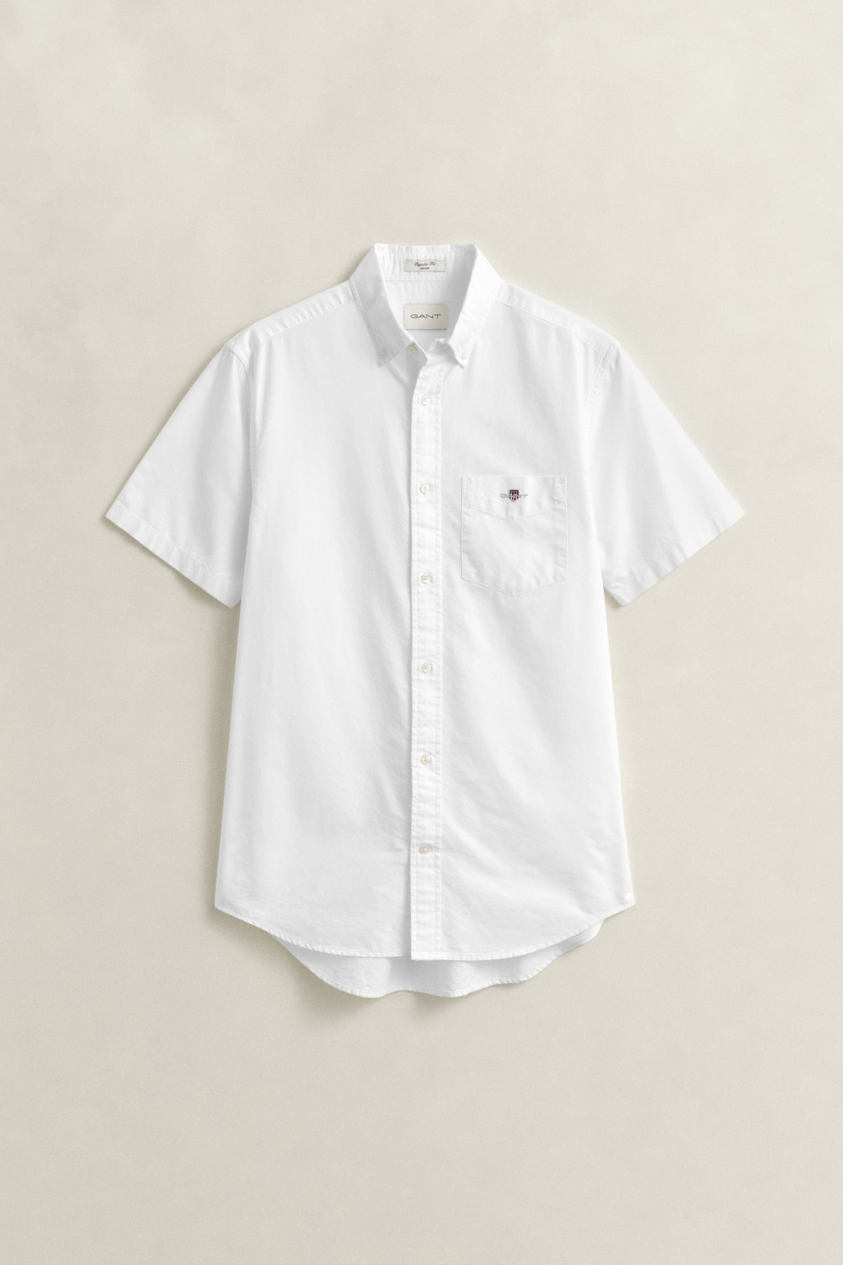 WHITE, REG CLASSIC OXFORD SS SHIRT, FLAT-LAY BY GANT AU.